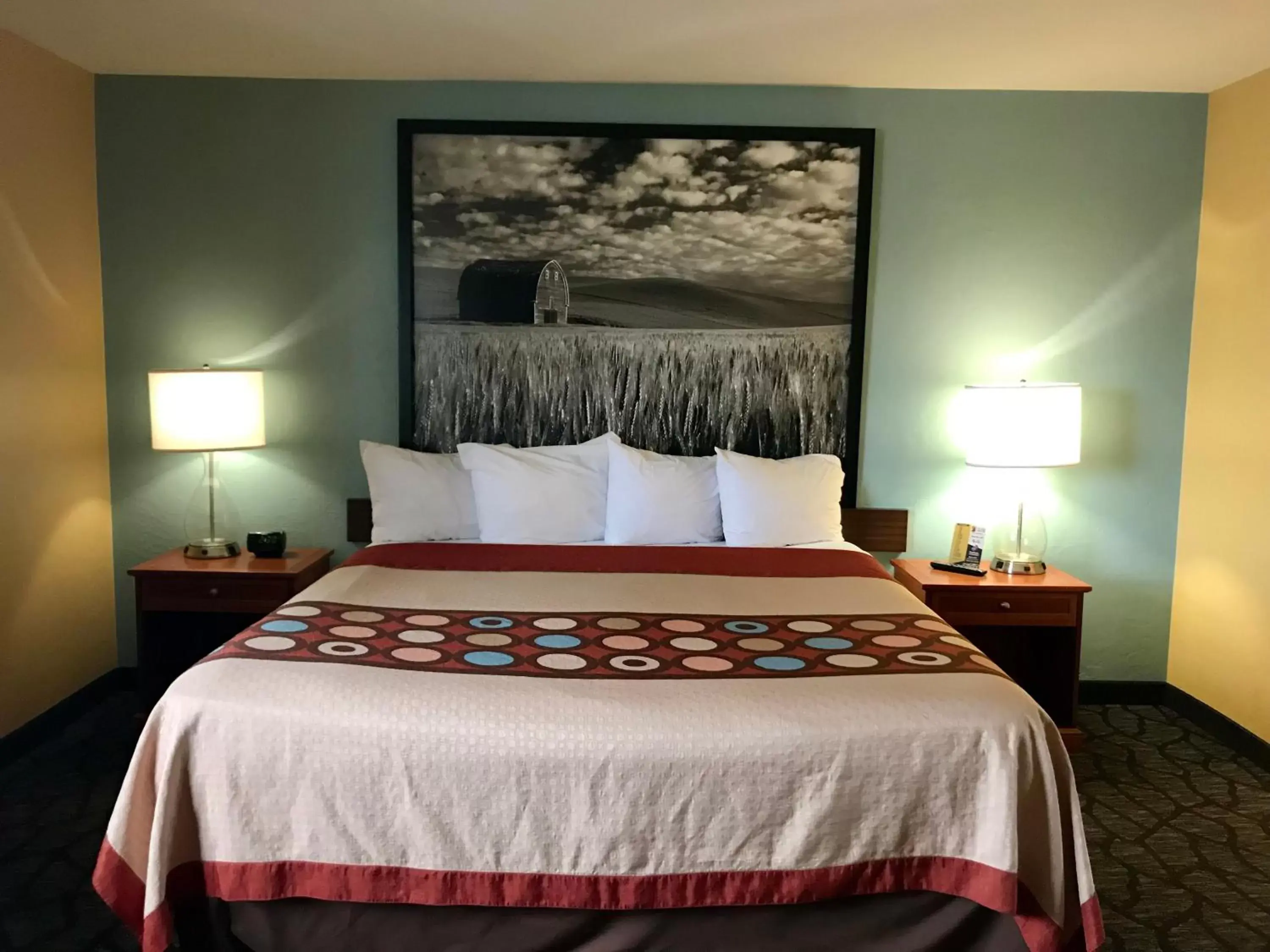 Bed in Super 8 by Wyndham Union Gap Yakima Area