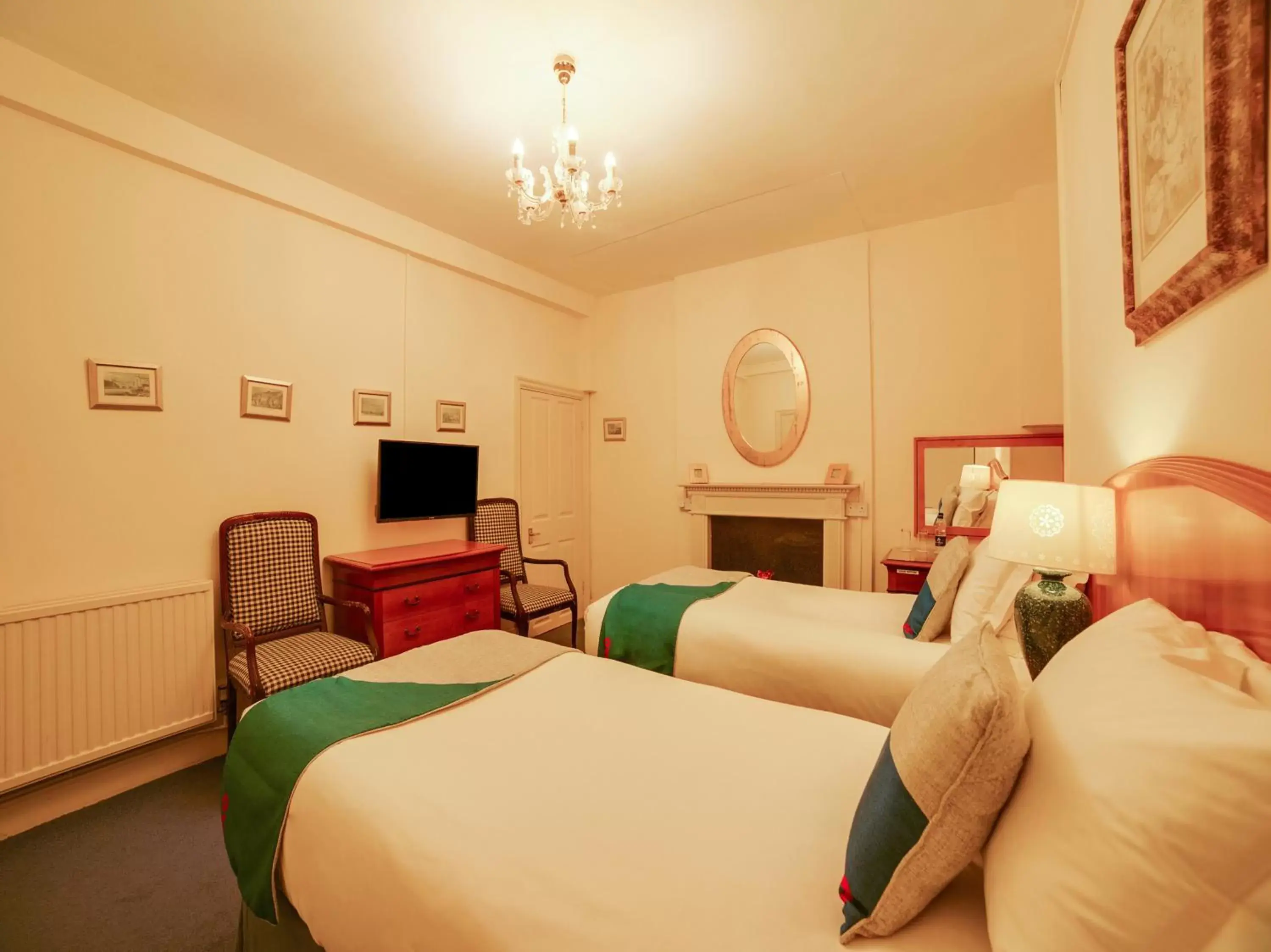 Photo of the whole room, Bed in OYO Bailbrook Lodge, Bath