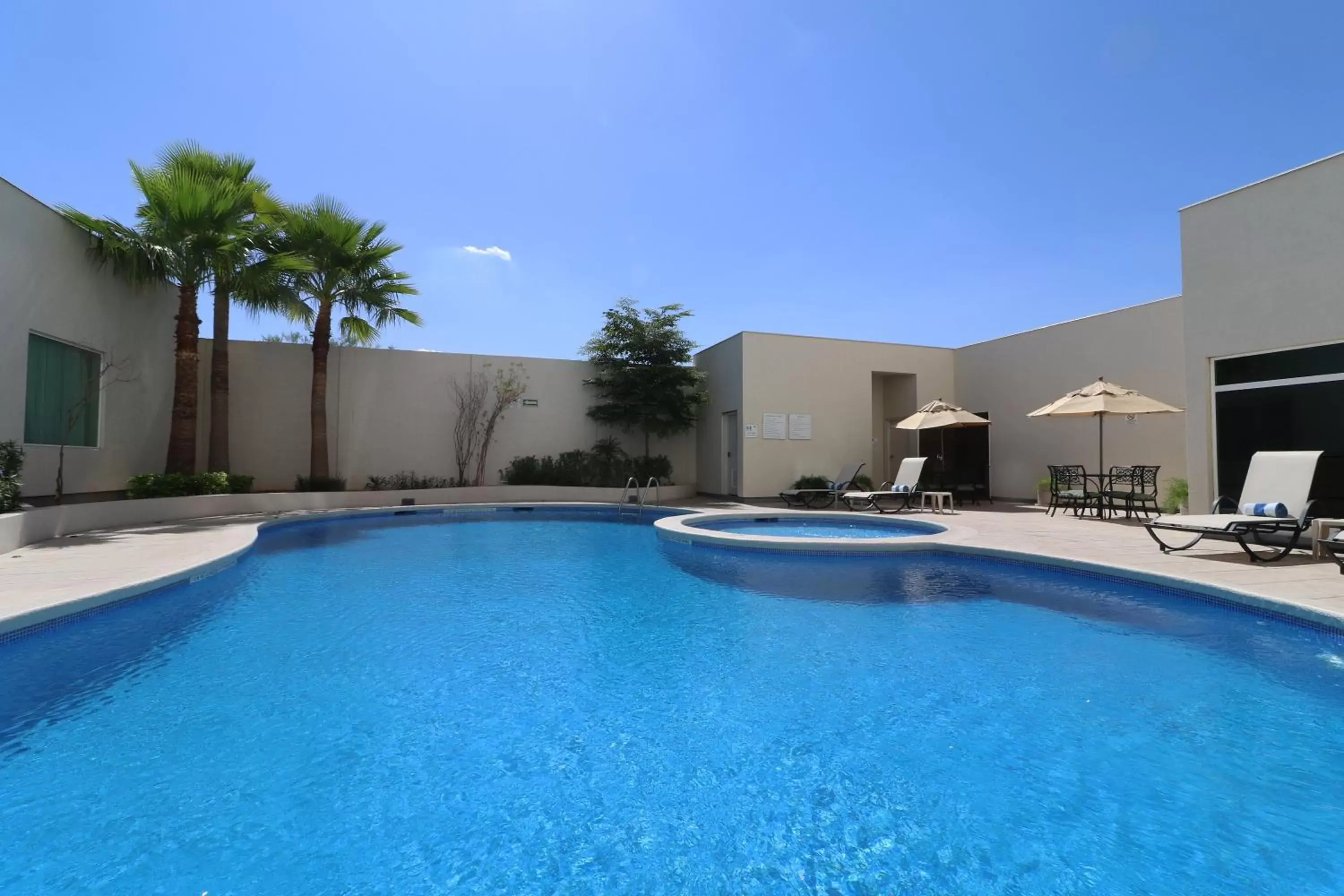 Swimming Pool in Holiday Inn Hotel & Suites Hermosillo Aeropuerto, an IHG Hotel