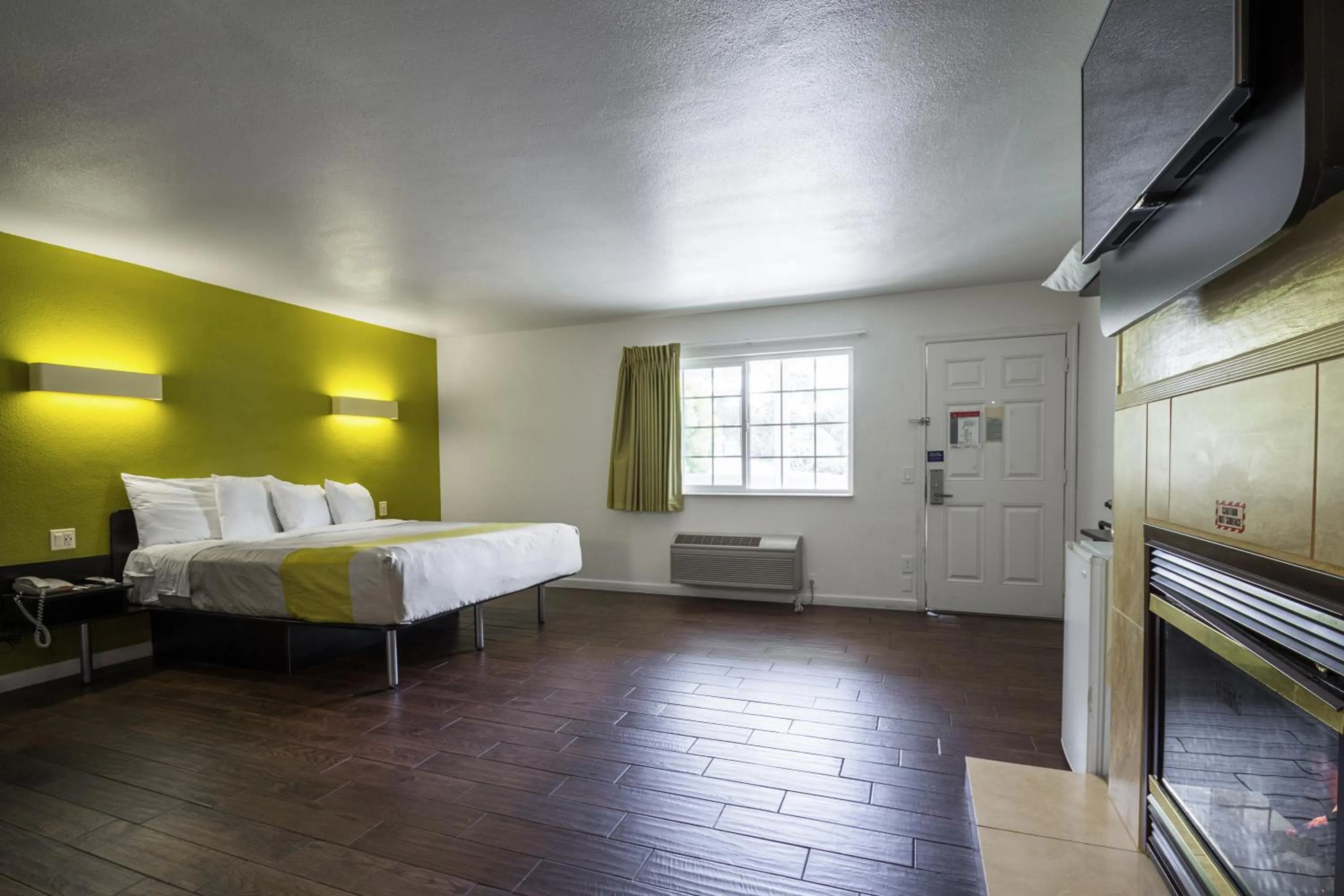 TV and multimedia, Bed in Fisherman's Cove Inn