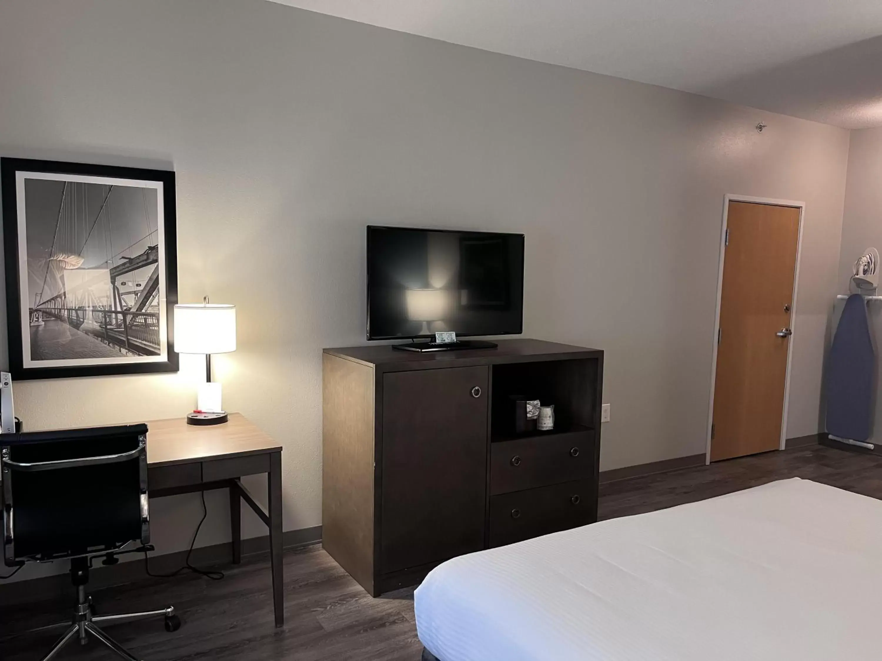 TV and multimedia, TV/Entertainment Center in SureStay Plus Hotel by Best Western Highland Poughkeepsie