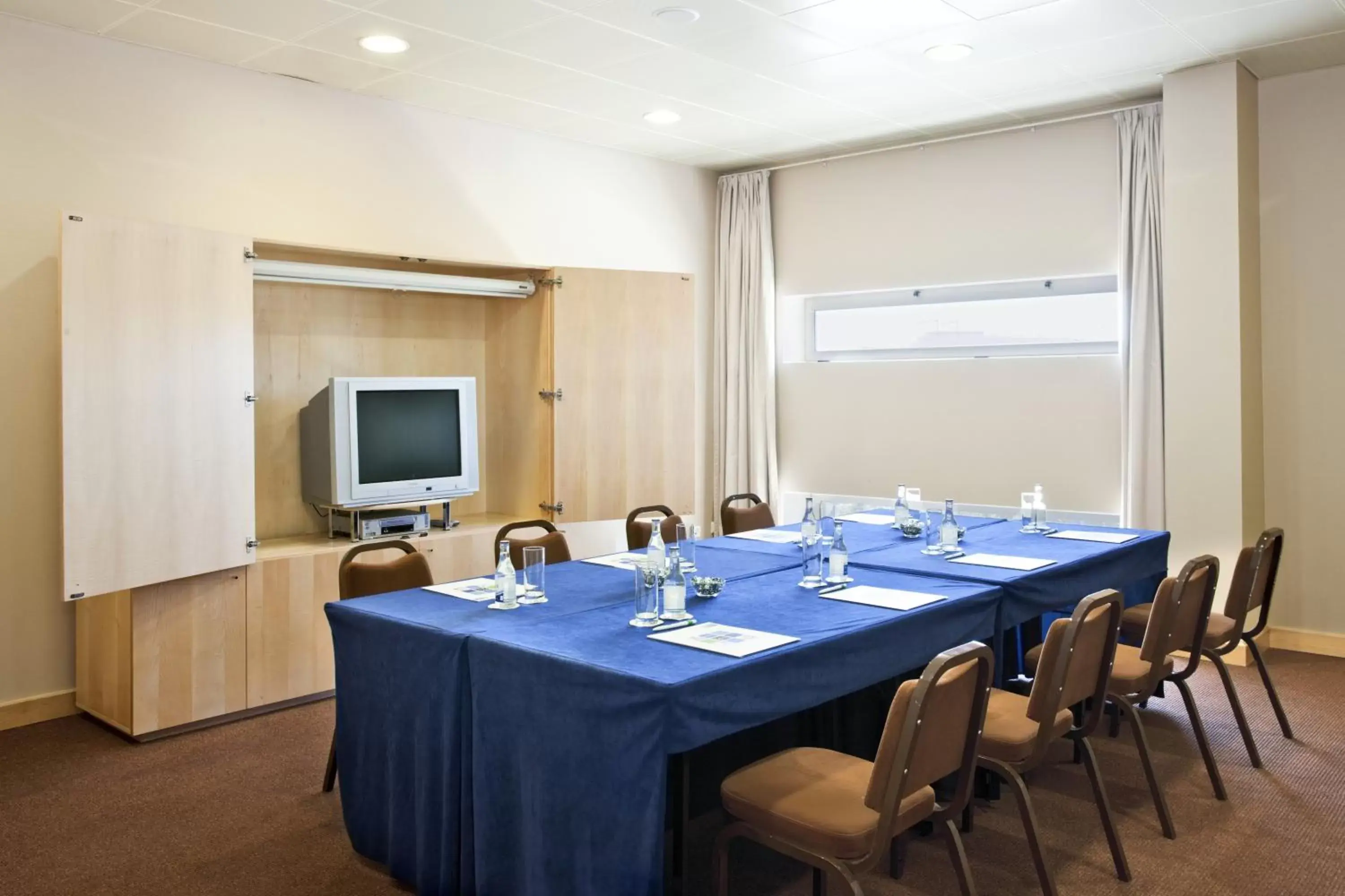 Meeting/conference room in Holiday Inn Express Lisbon-Oeiras, an IHG Hotel