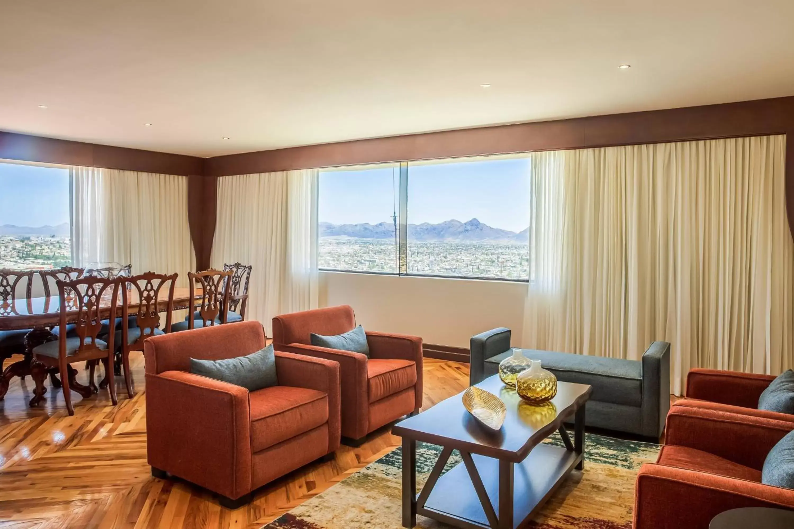 Photo of the whole room, Seating Area in Sheraton Chihuahua Soberano