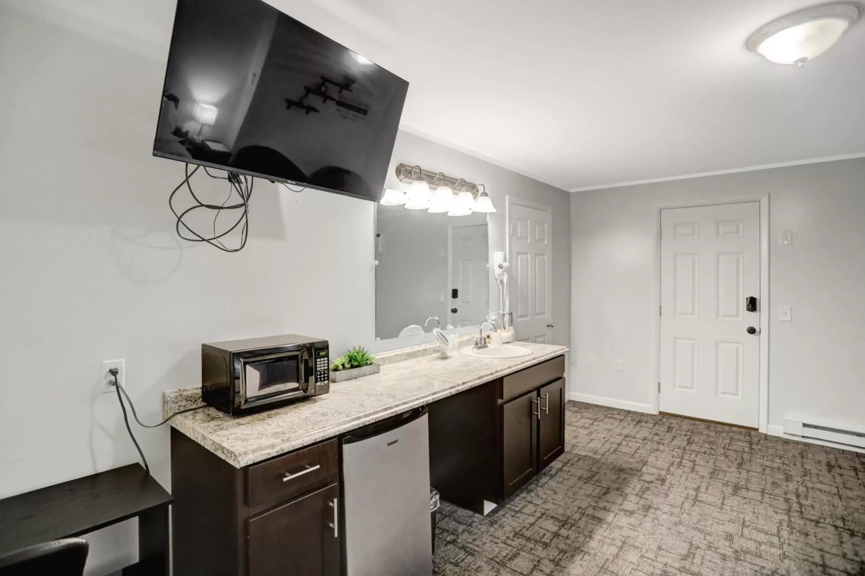 Bedroom, Kitchen/Kitchenette in Halifax Inn