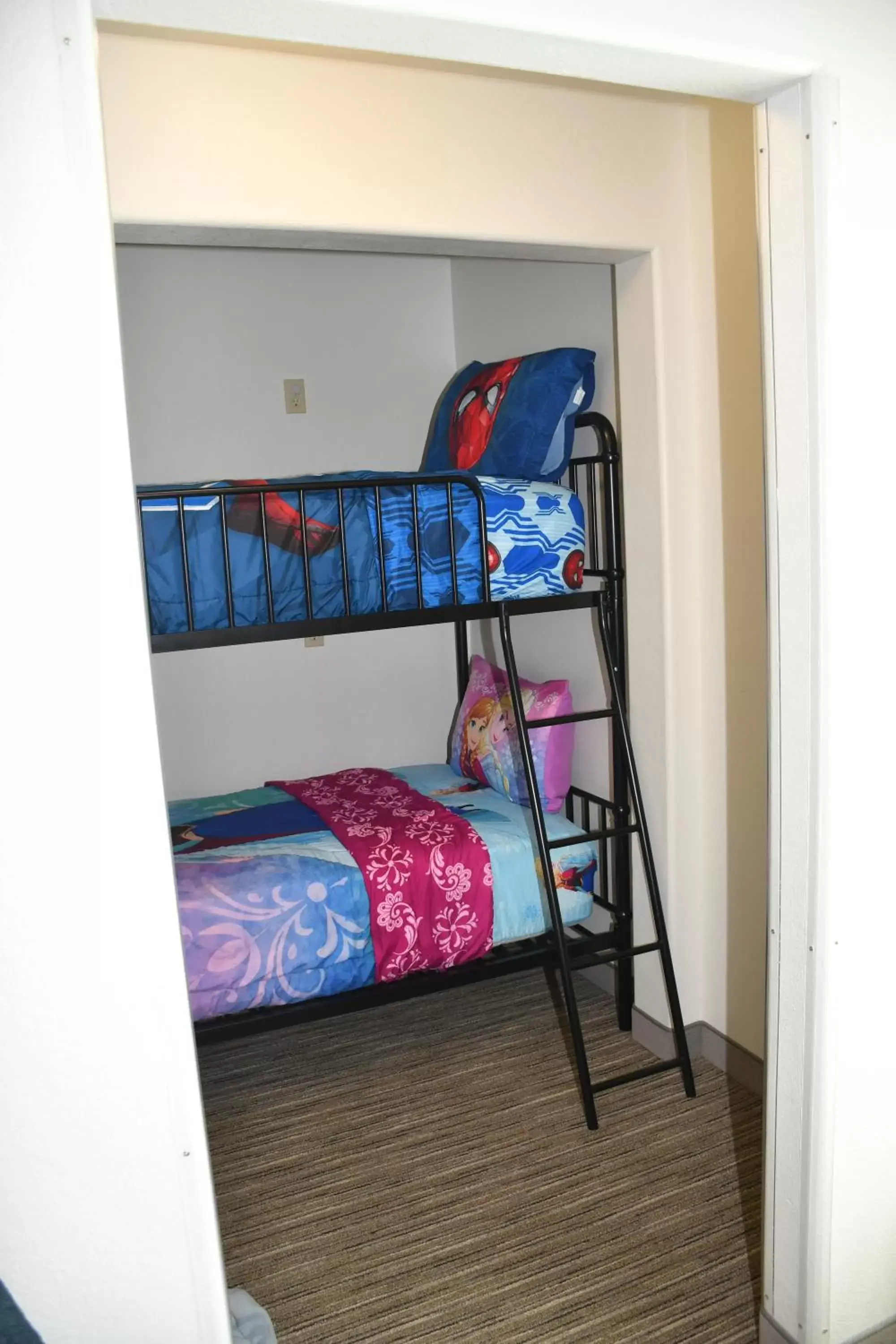 bunk bed in Holiday Inn Express Hotel & Suites Evanston, an IHG Hotel