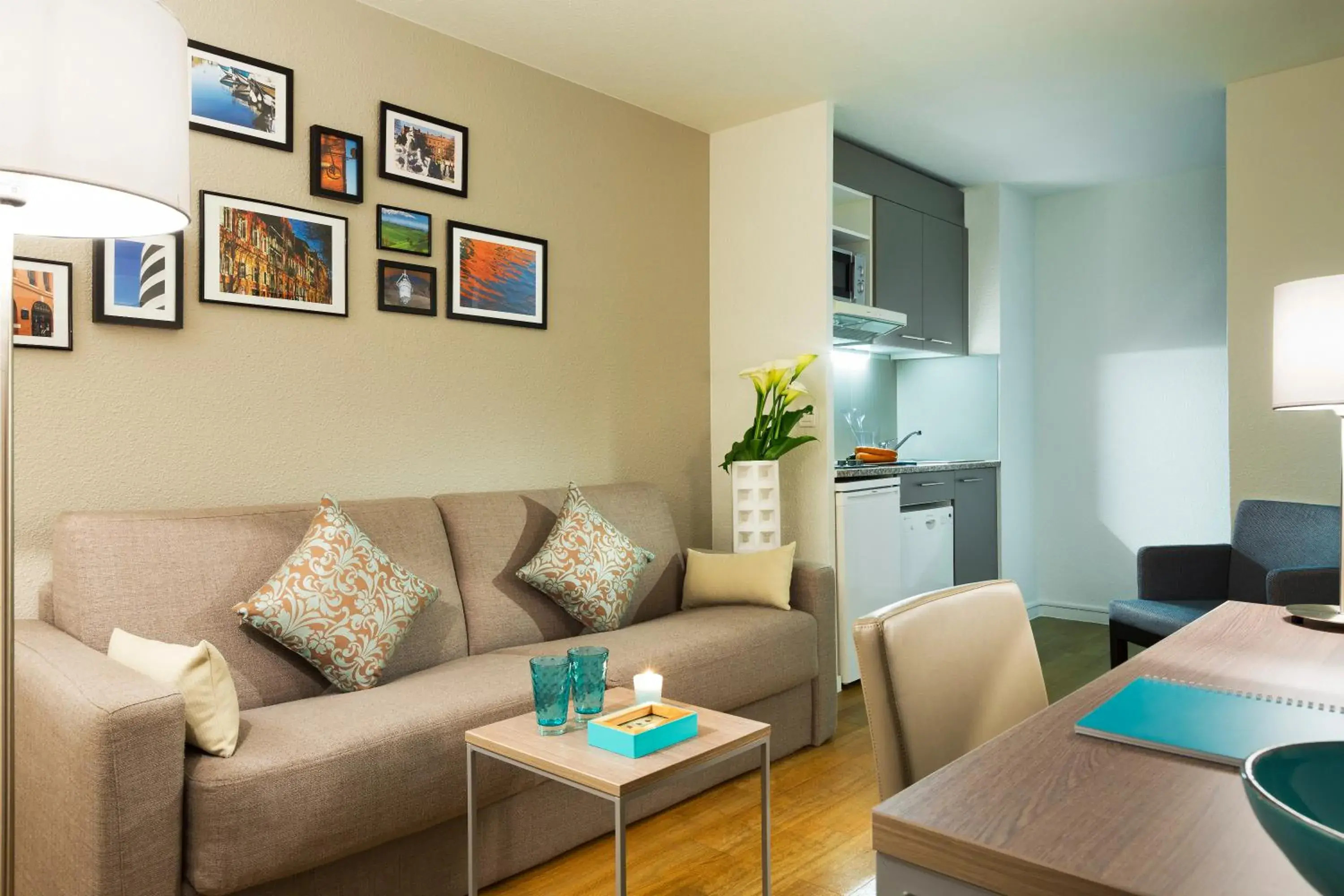 Kitchen or kitchenette, Seating Area in Citadines Wilson Toulouse