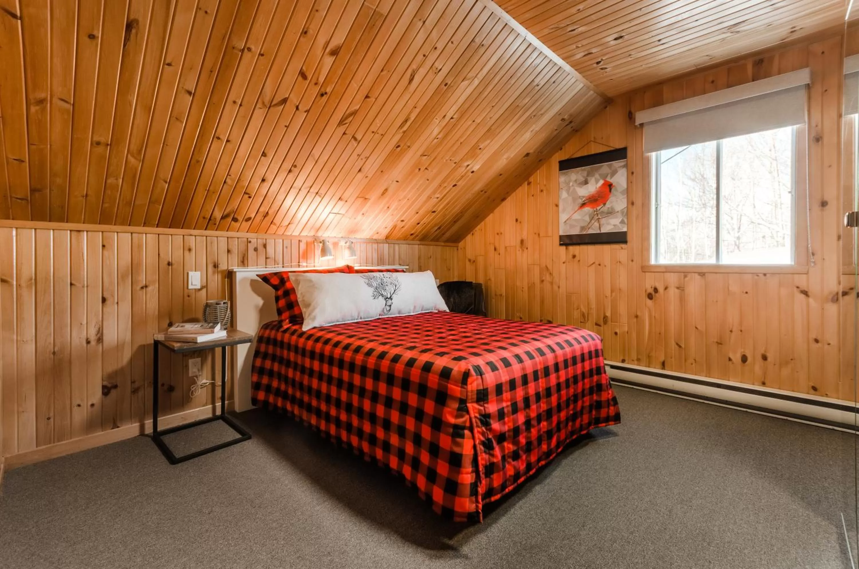 Bedroom, Bed in Auberge du Lac-à-l'Eau-Claire