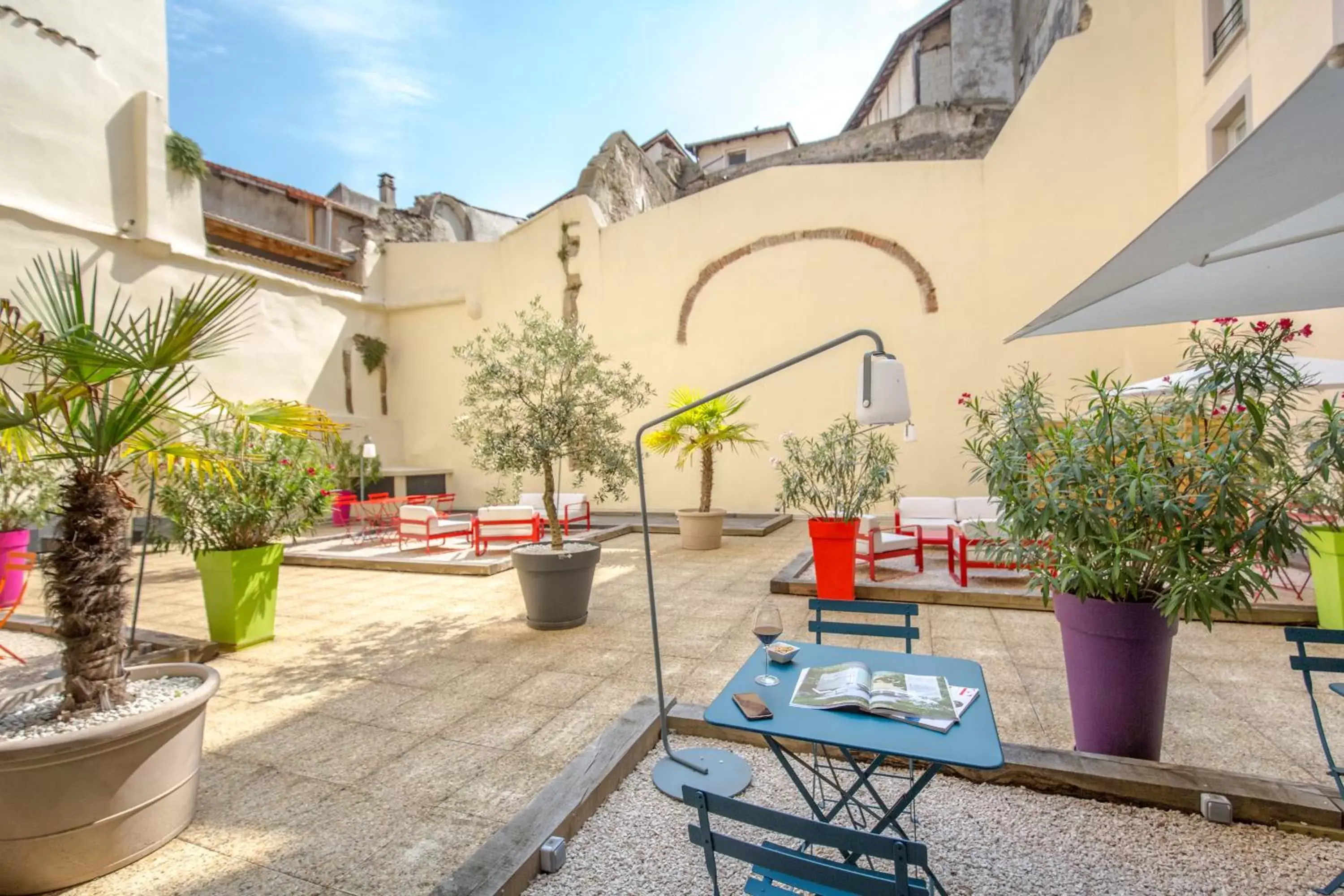 Patio in ibis Lyon Sud Vienne Saint-Louis