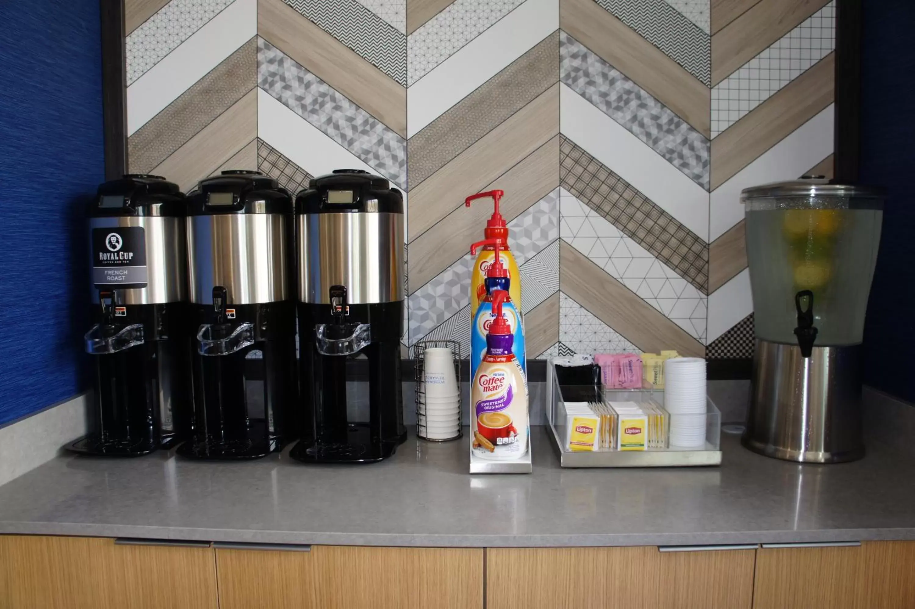 Coffee/tea facilities in La Quinta Inn & Suites Katy-Mills by Wyndham Katy