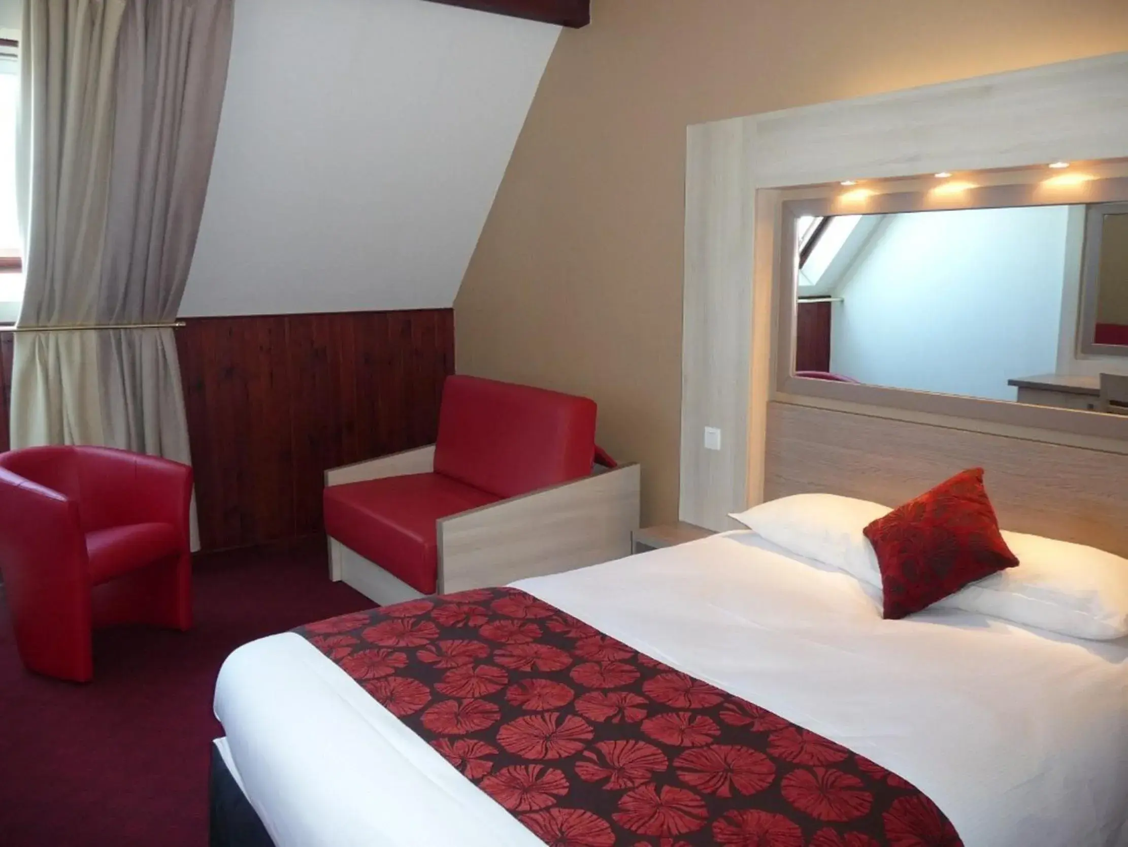 Photo of the whole room, Bed in The Originals Boutique, Hotel Aquilon, Saint-Nazaire (Inter-Hotel)