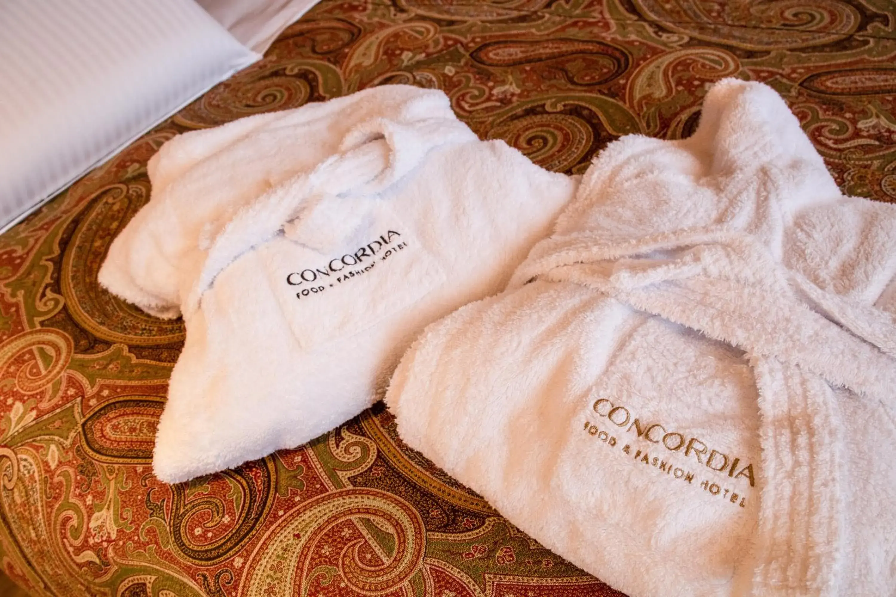 towels, Bed in Hotel Concordia