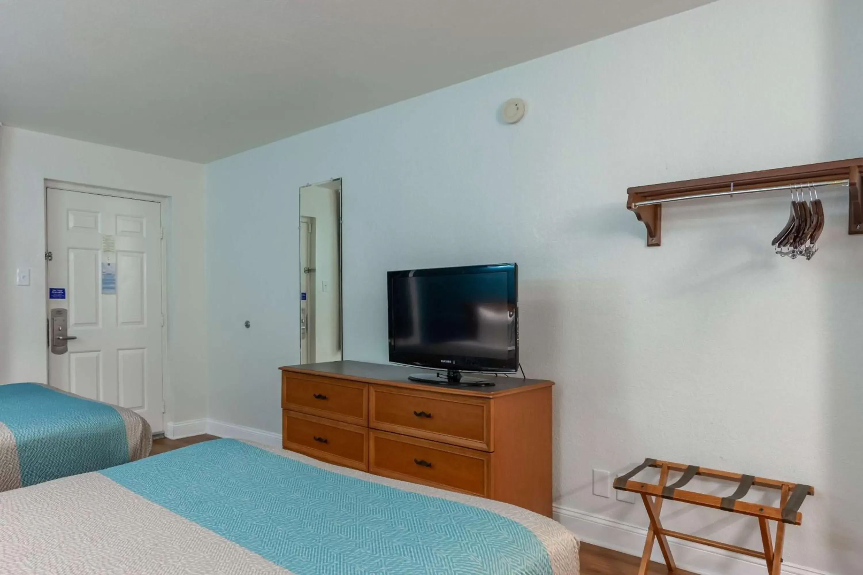 TV and multimedia, Bed in Motel 6-North Little Rock, AR - McCain