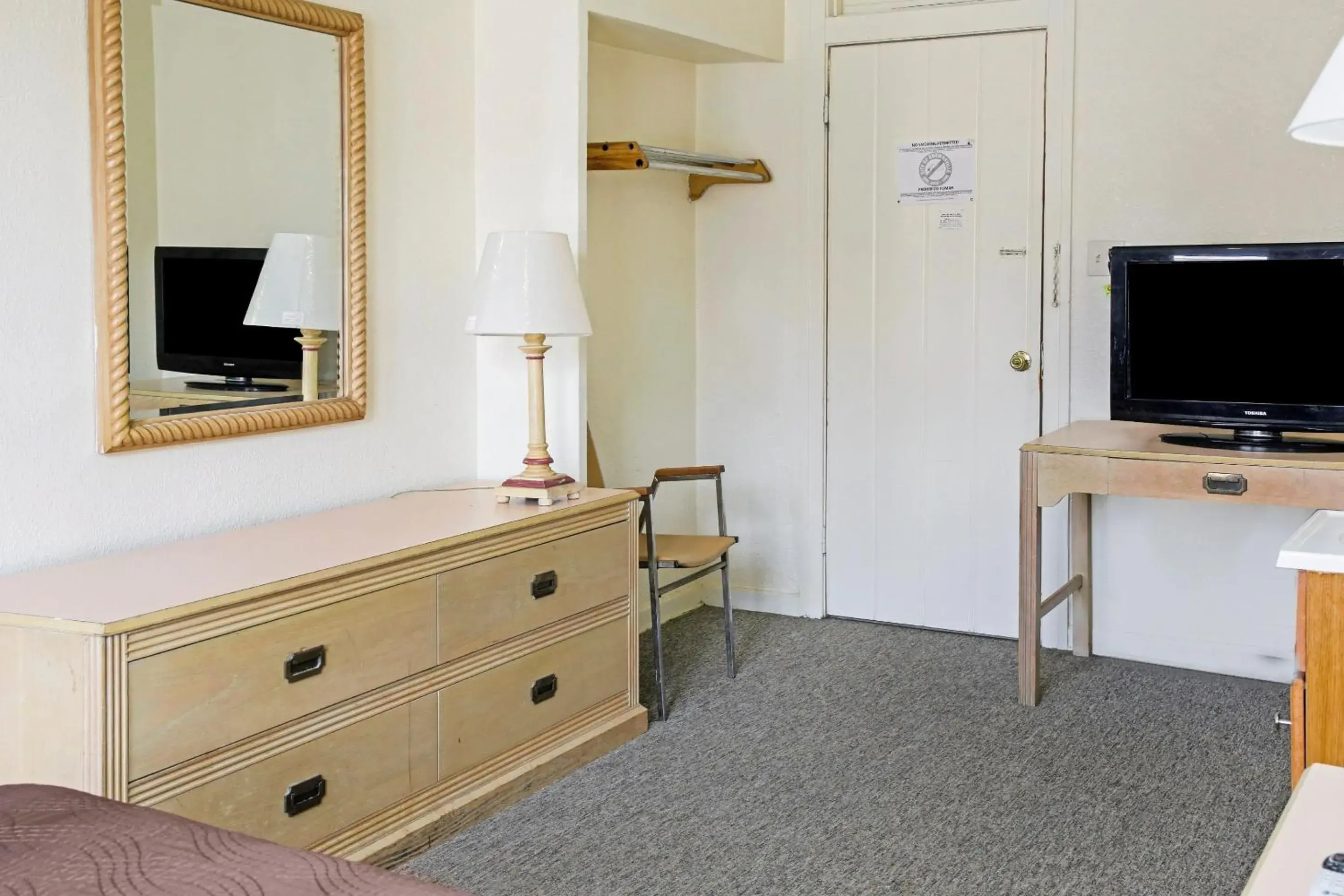 Bedroom, TV/Entertainment Center in OYO Cameron Historic Hotel Brownsville I-69E