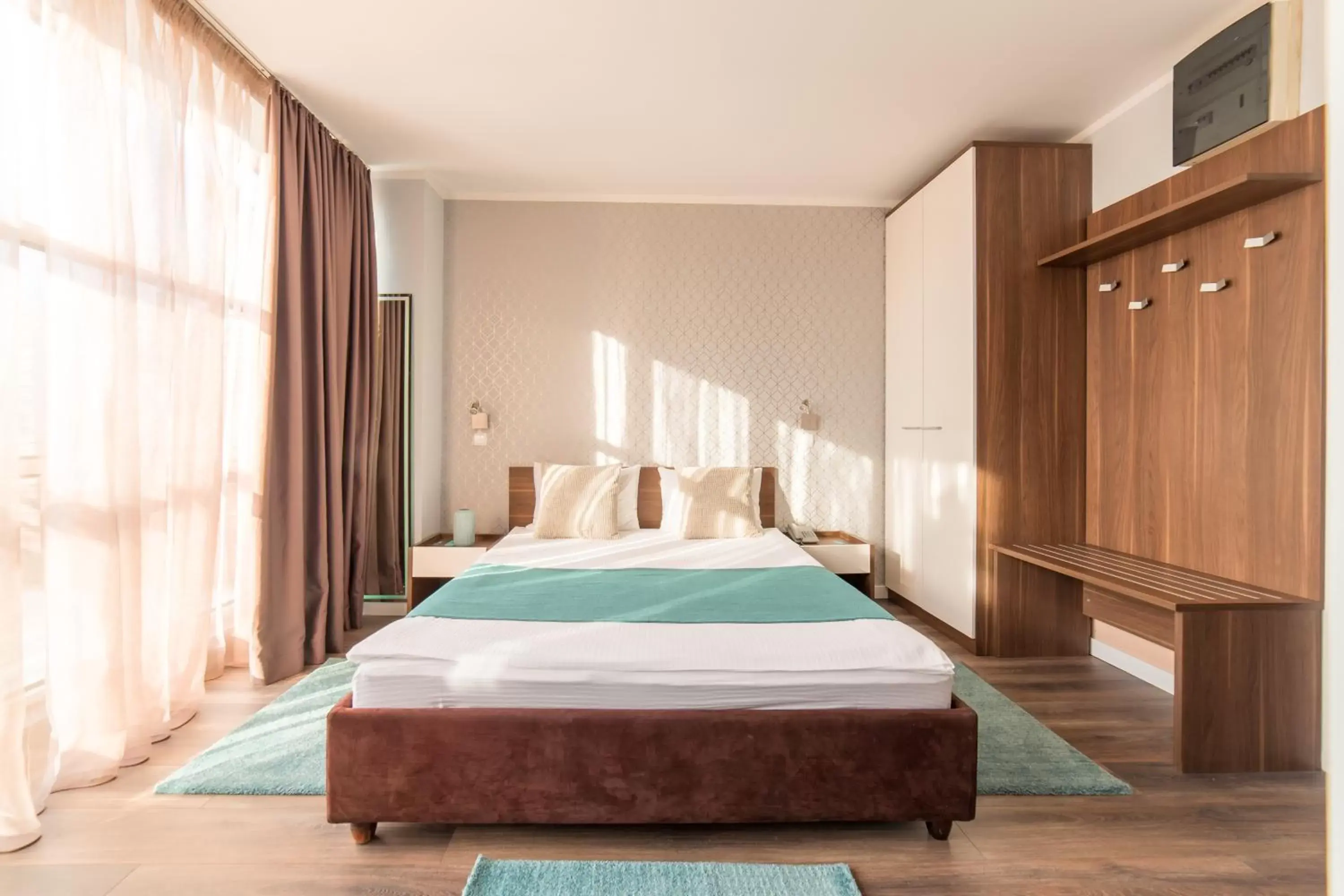 Shower, Bed in Balkan Hotel Garni
