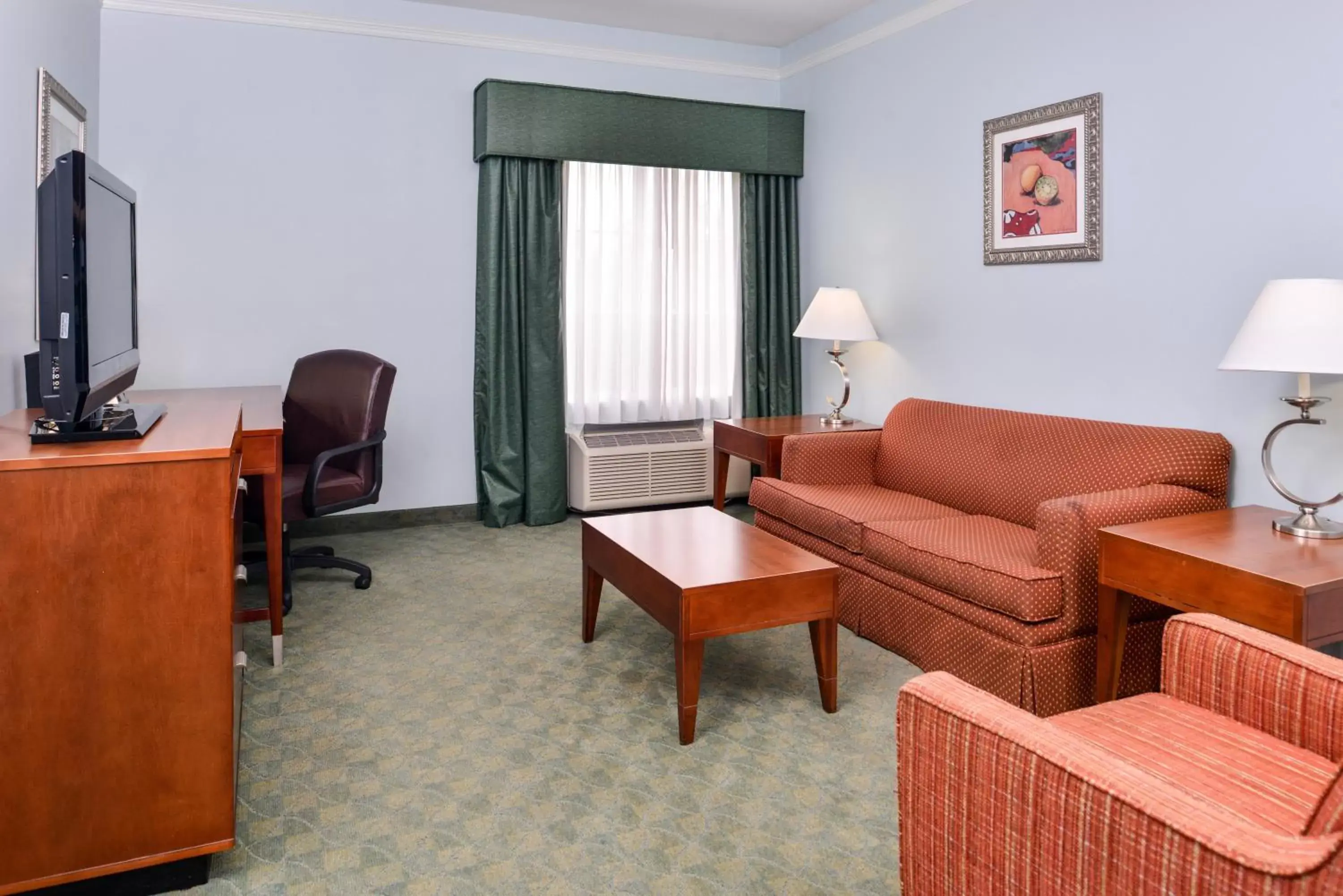 Photo of the whole room, Seating Area in Holiday Inn Express Tampa North Telecom Park, an IHG Hotel