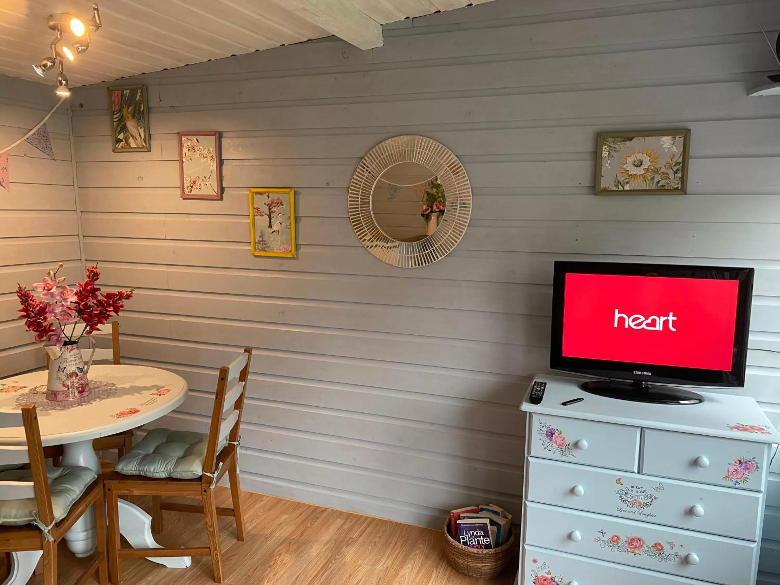 Evening entertainment, TV/Entertainment Center in All Seasons Bed & Breakfast - Adults Only