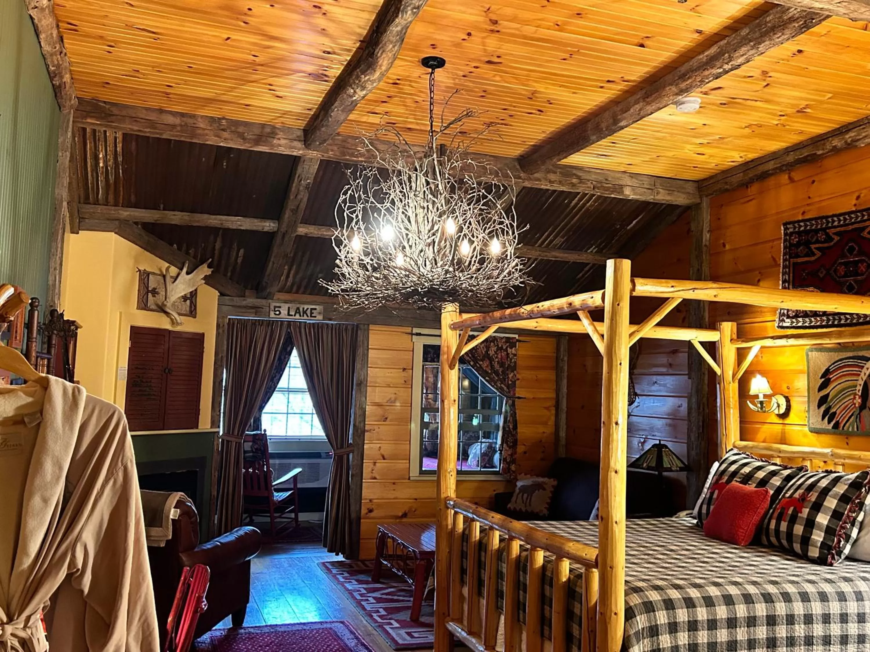 Bed in The Common Man Inn, Spa & Lodge