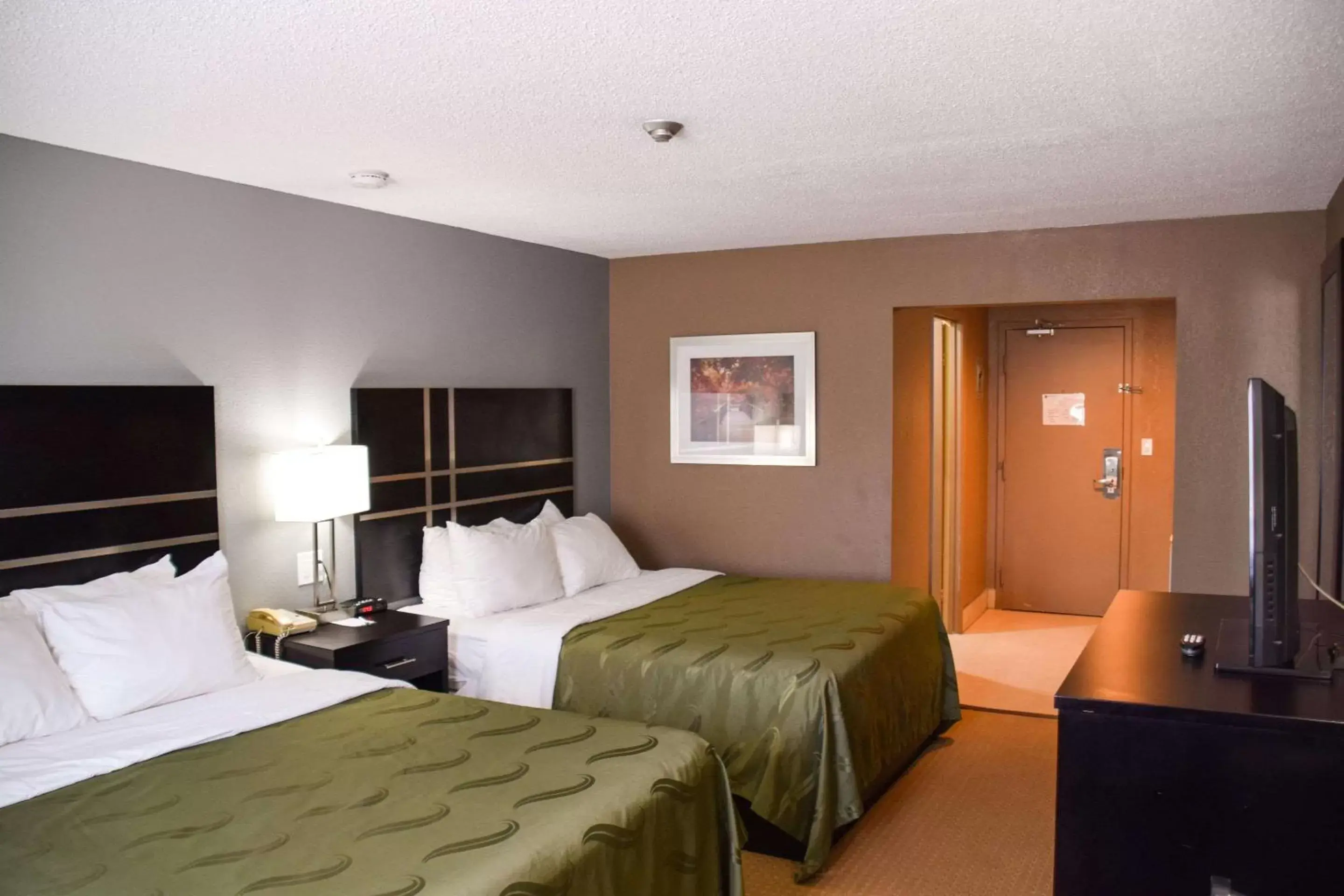 Photo of the whole room, Bed in Quality Inn Bracebridge