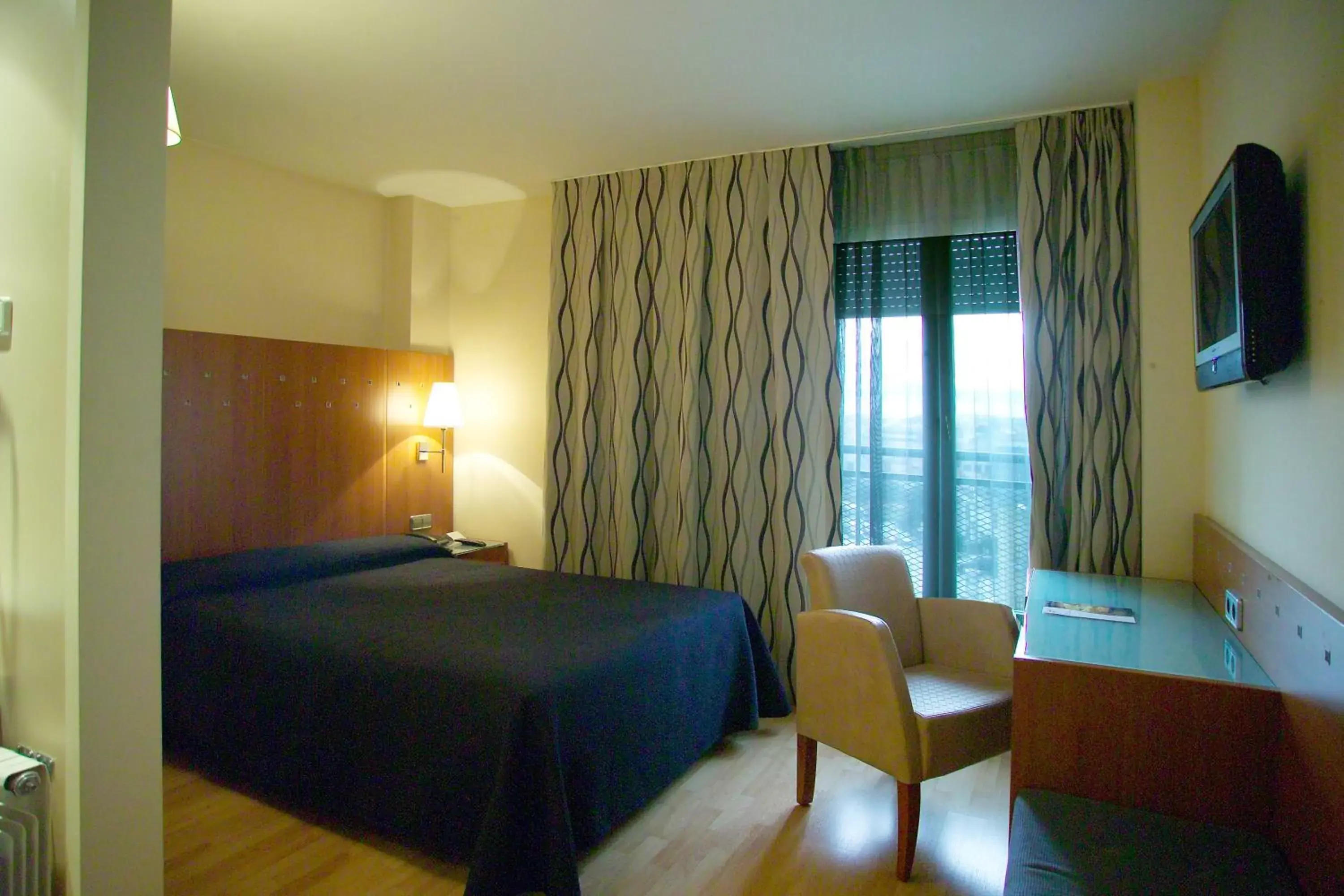 Photo of the whole room, Bed in Hotel J. Balmes Vic