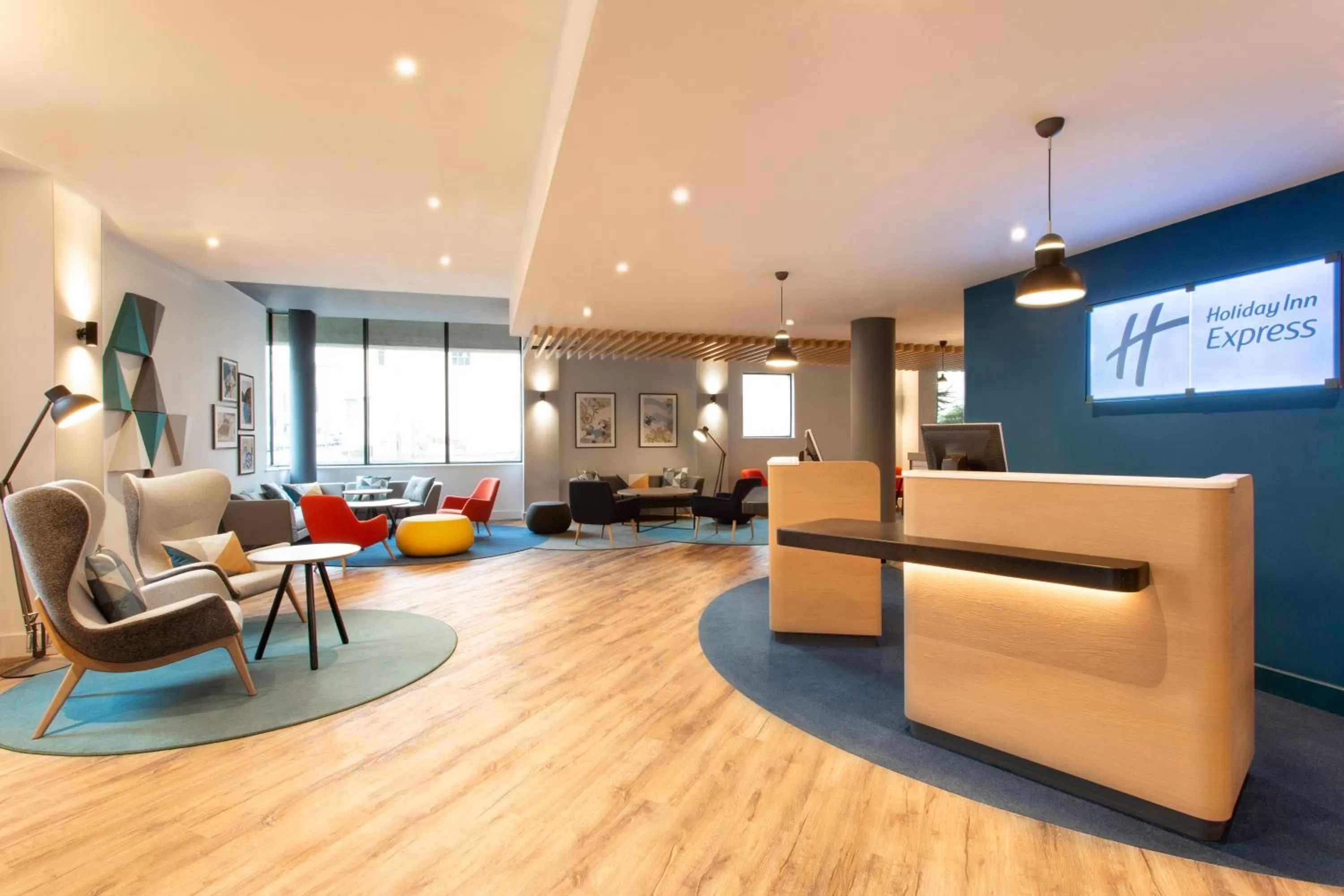 Lobby or reception in Holiday Inn Express Cheltenham Town Centre by IHG