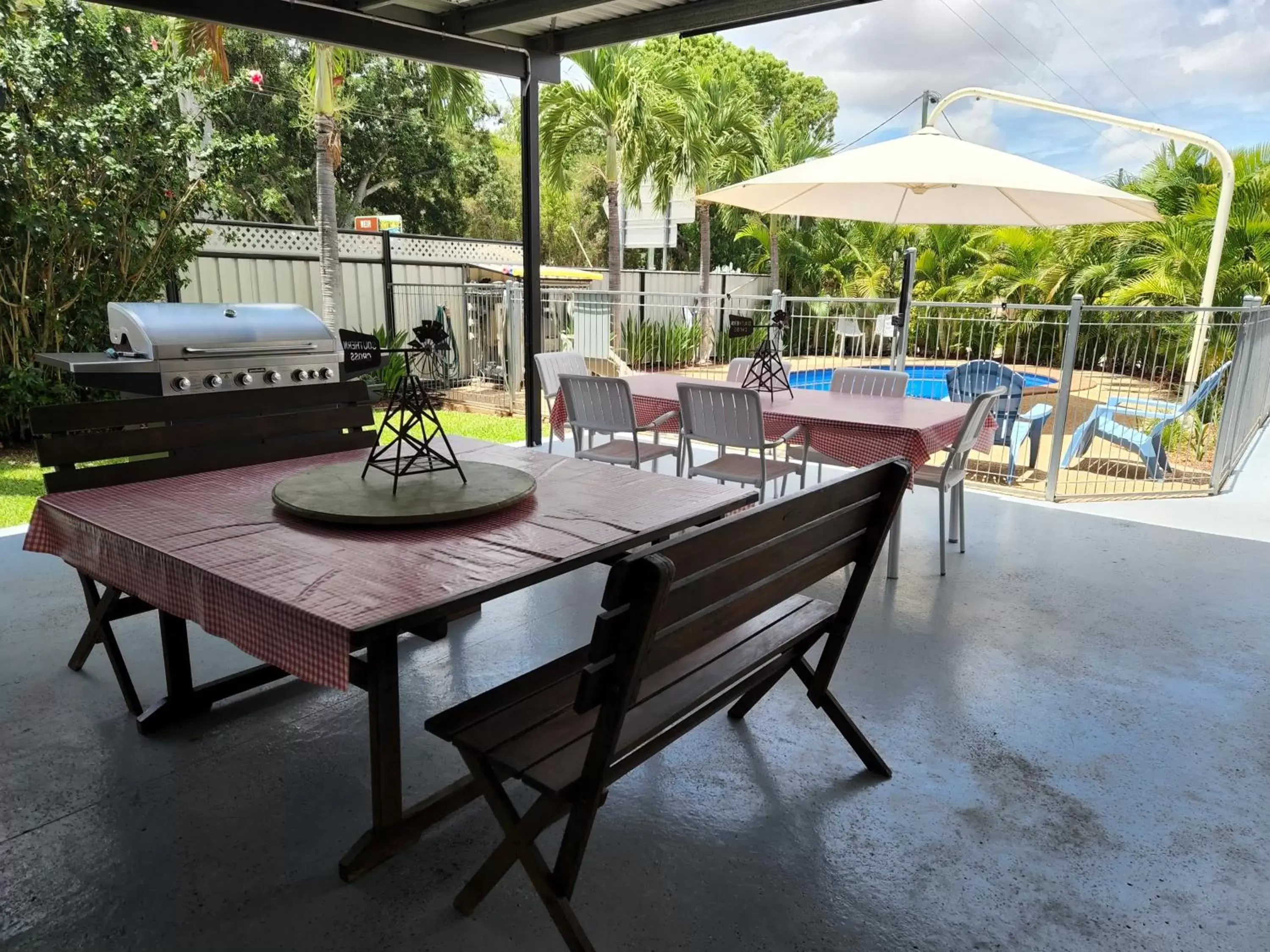 BBQ facilities, Swimming Pool in Charters Towers Motel