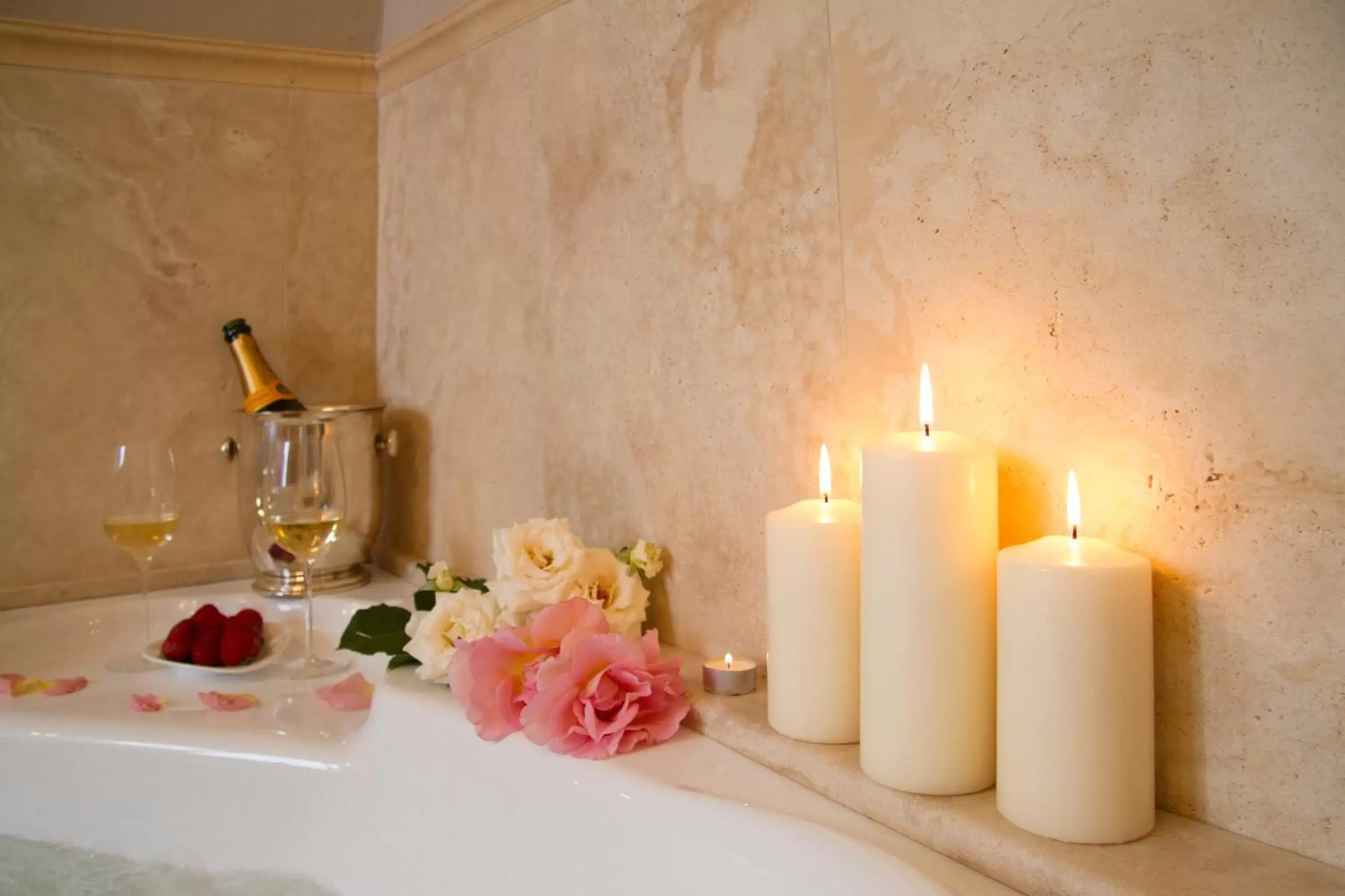 Hot Tub, Bathroom in Cortona Suite