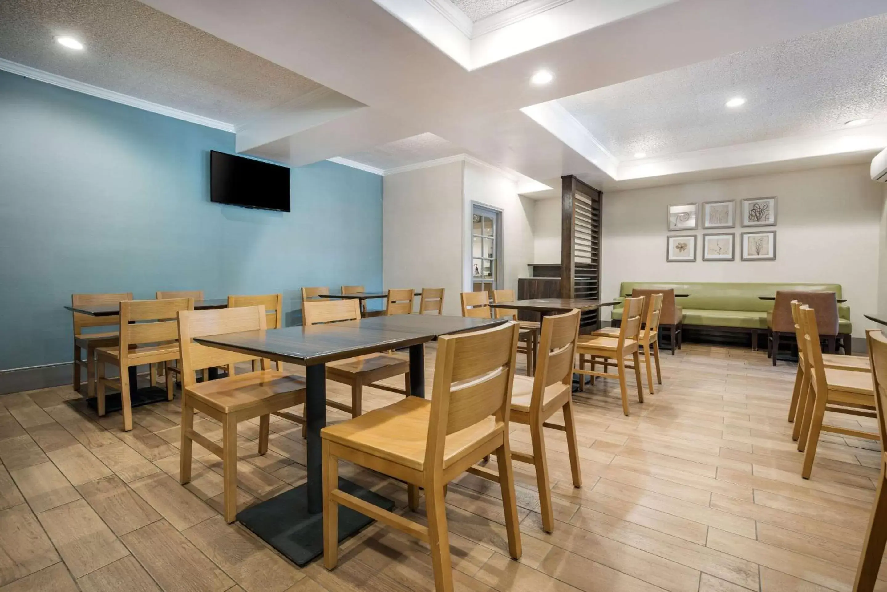 Breakfast, Restaurant/Places to Eat in MainStay Suites John Wayne Airport, a Choice Hotel