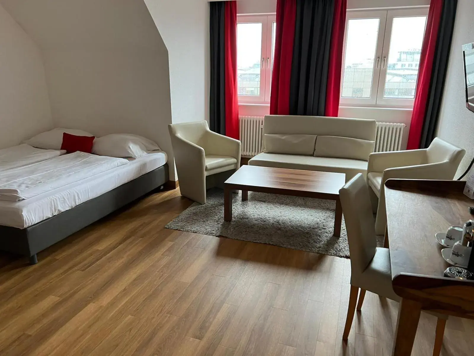 Family Room with One Double Bed and Two Single Beds in Sure Hotel by Best Western Muenchen Hauptbahnhof