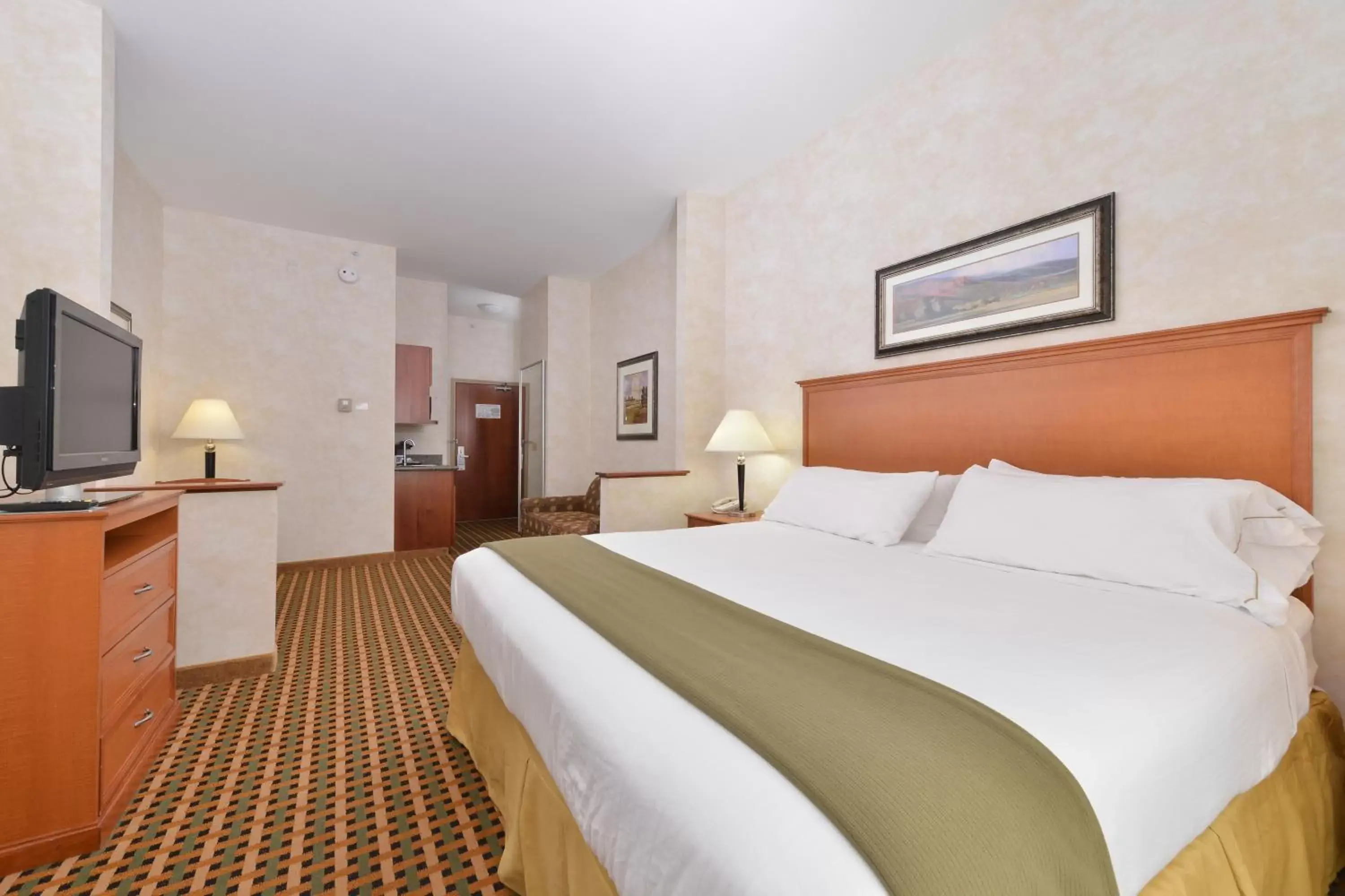 Bed in Holiday Inn Express Rawlins, an IHG Hotel