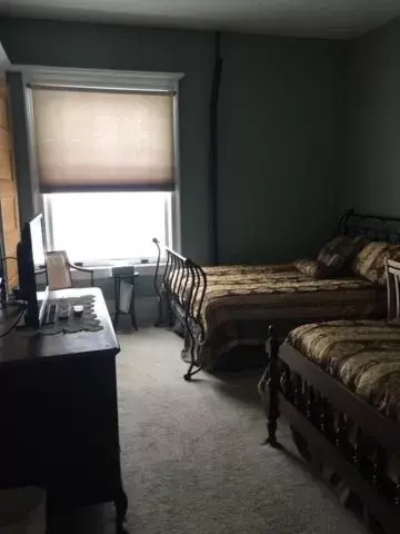 Bedroom, Bed in Victorian Charm Inn