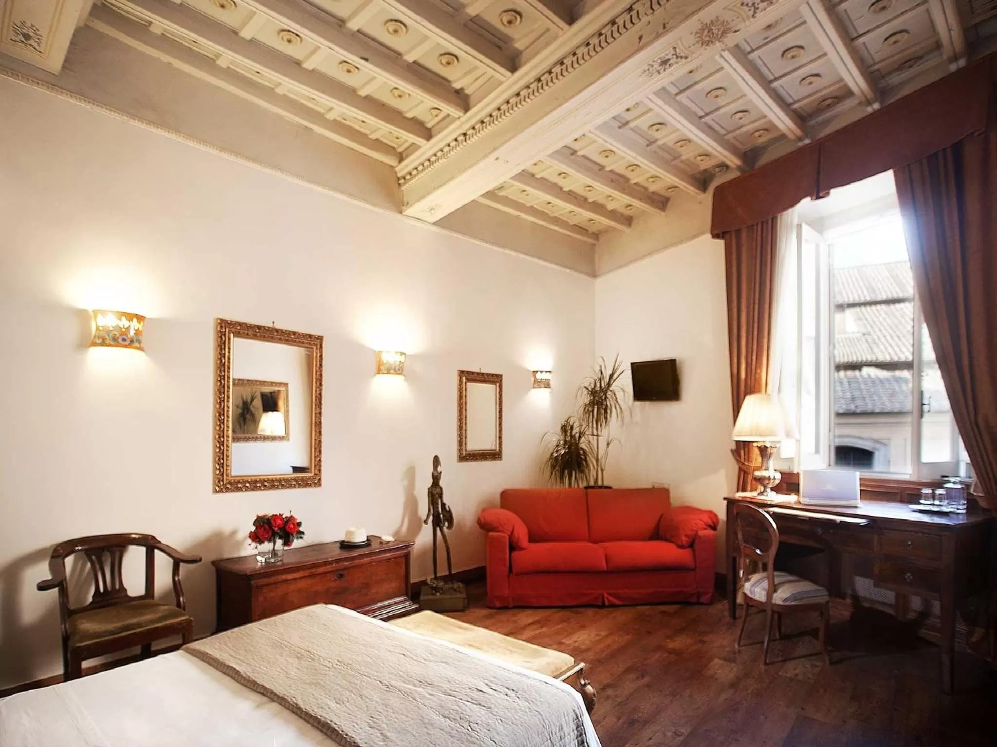 Photo of the whole room, Bed in Pantheon Inn