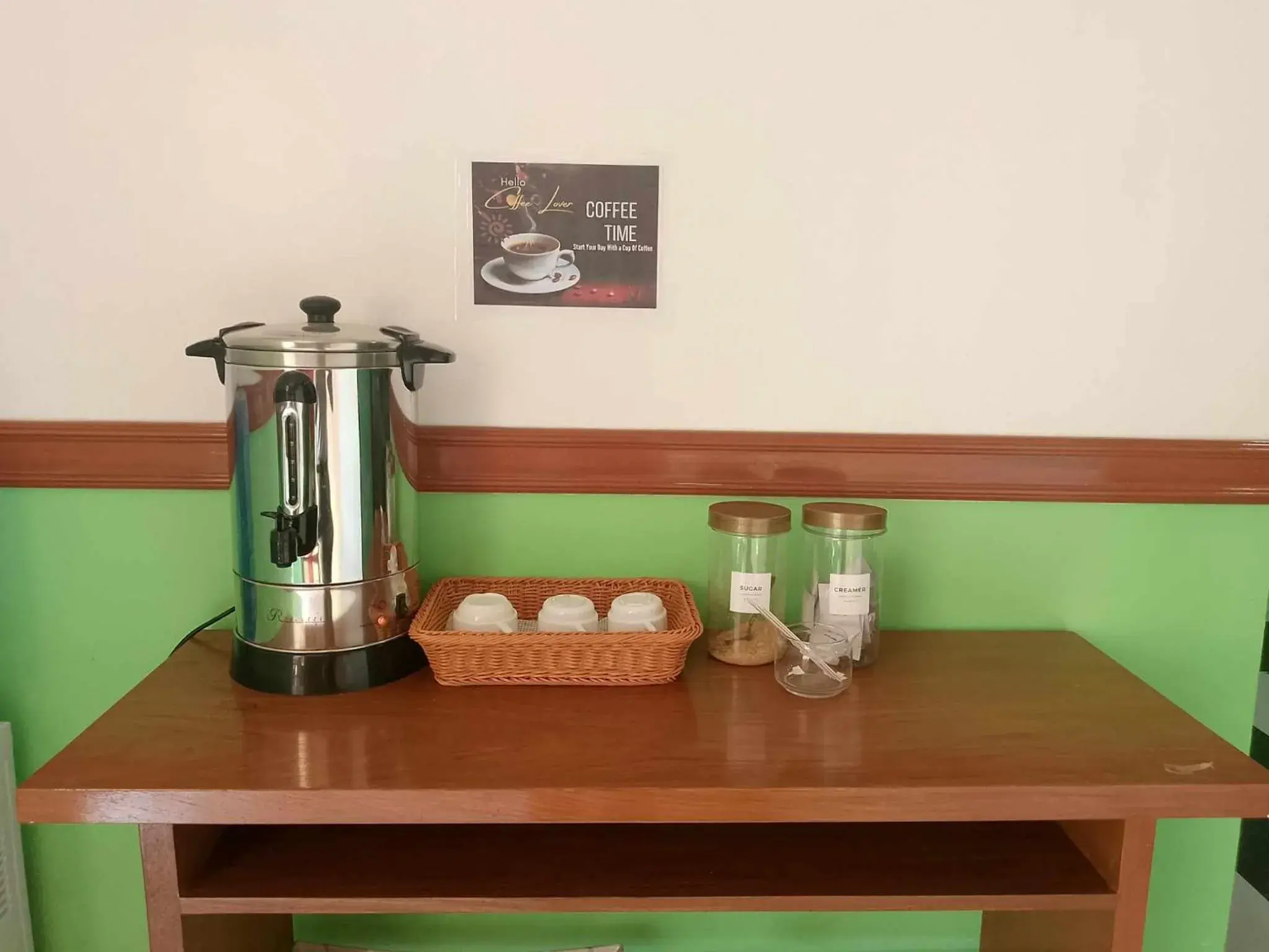 Coffee/tea facilities, Kitchen/Kitchenette in Garnet Hotel
