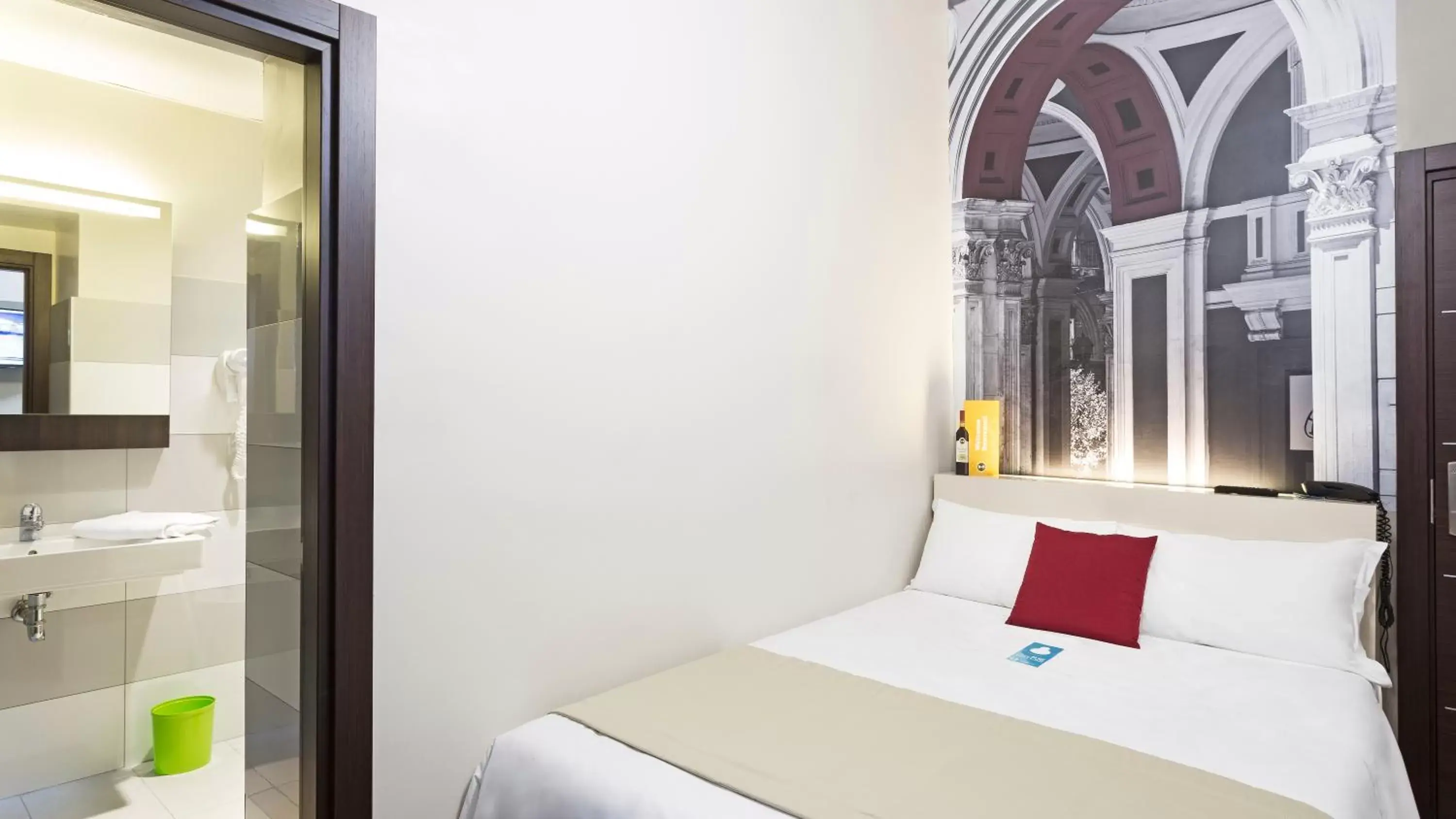 Bedroom, Bed in B&B Hotel Napoli
