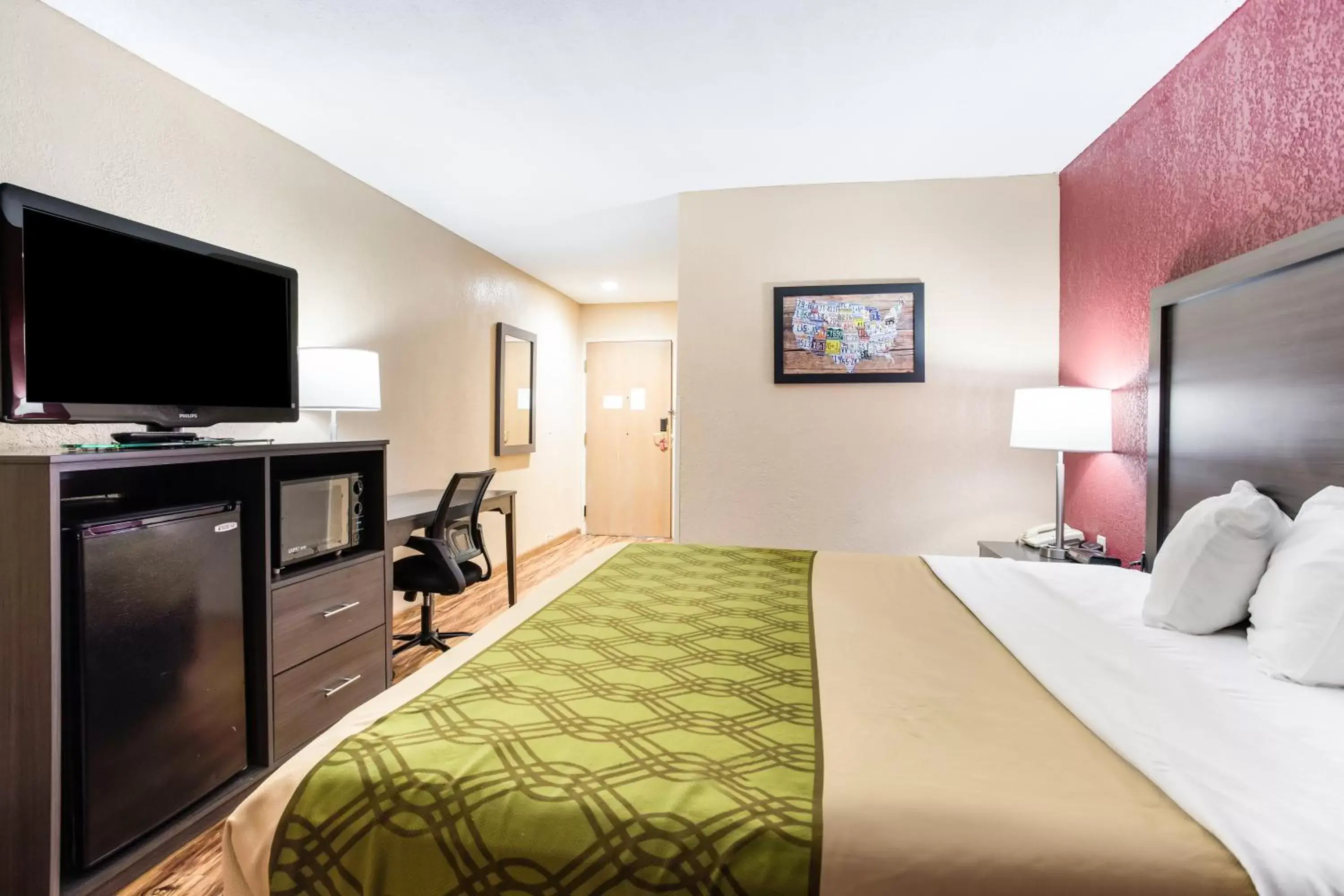 Bed in Econo Lodge Painted Post - Corning Bed in Econo Lodge Painted Post - Corning