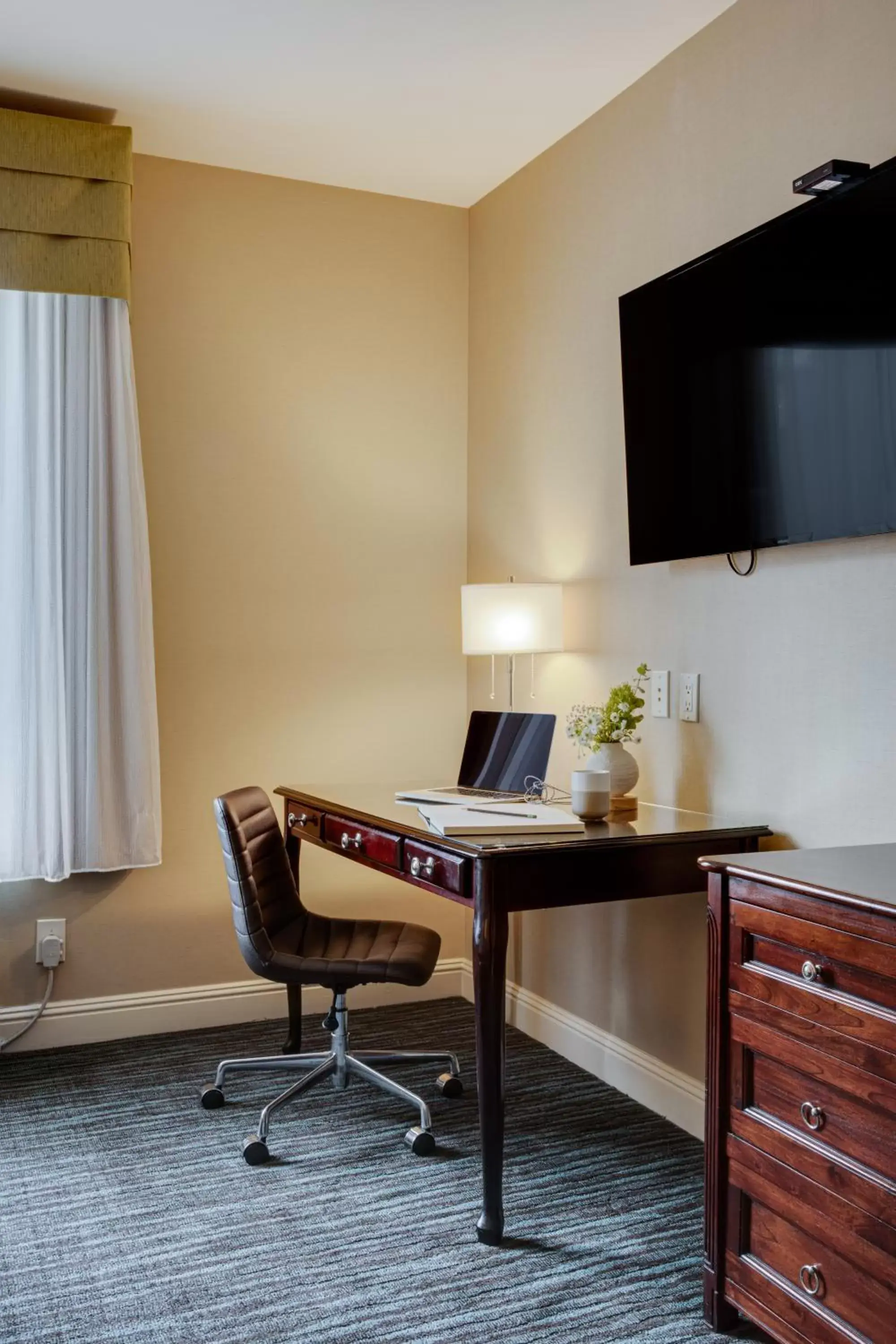 TV and multimedia, TV/Entertainment Center in Ayres Hotel & Spa Mission Viejo