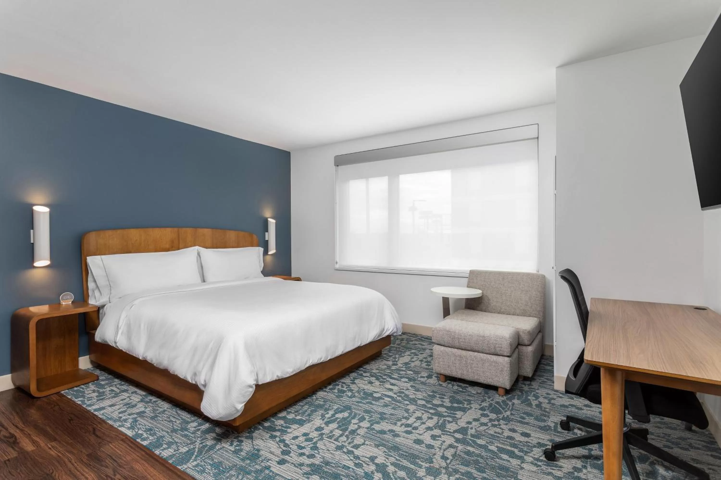 Photo of the whole room, Bed in Element Knoxville West