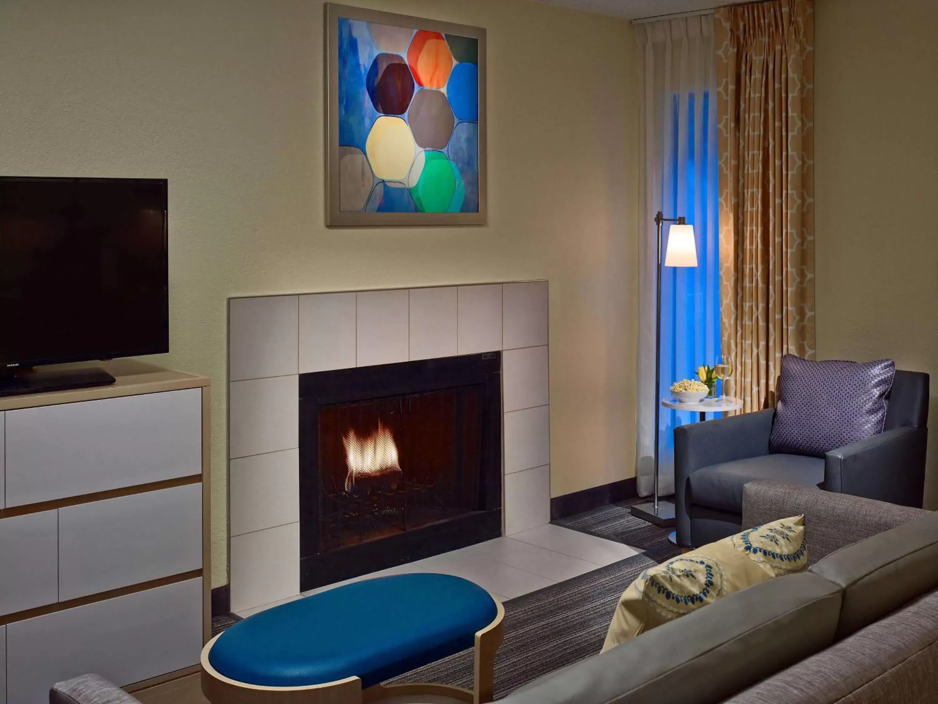 Photo of the whole room, TV/Entertainment Center in Sonesta ES Suites Cincinnati - Blue Ash