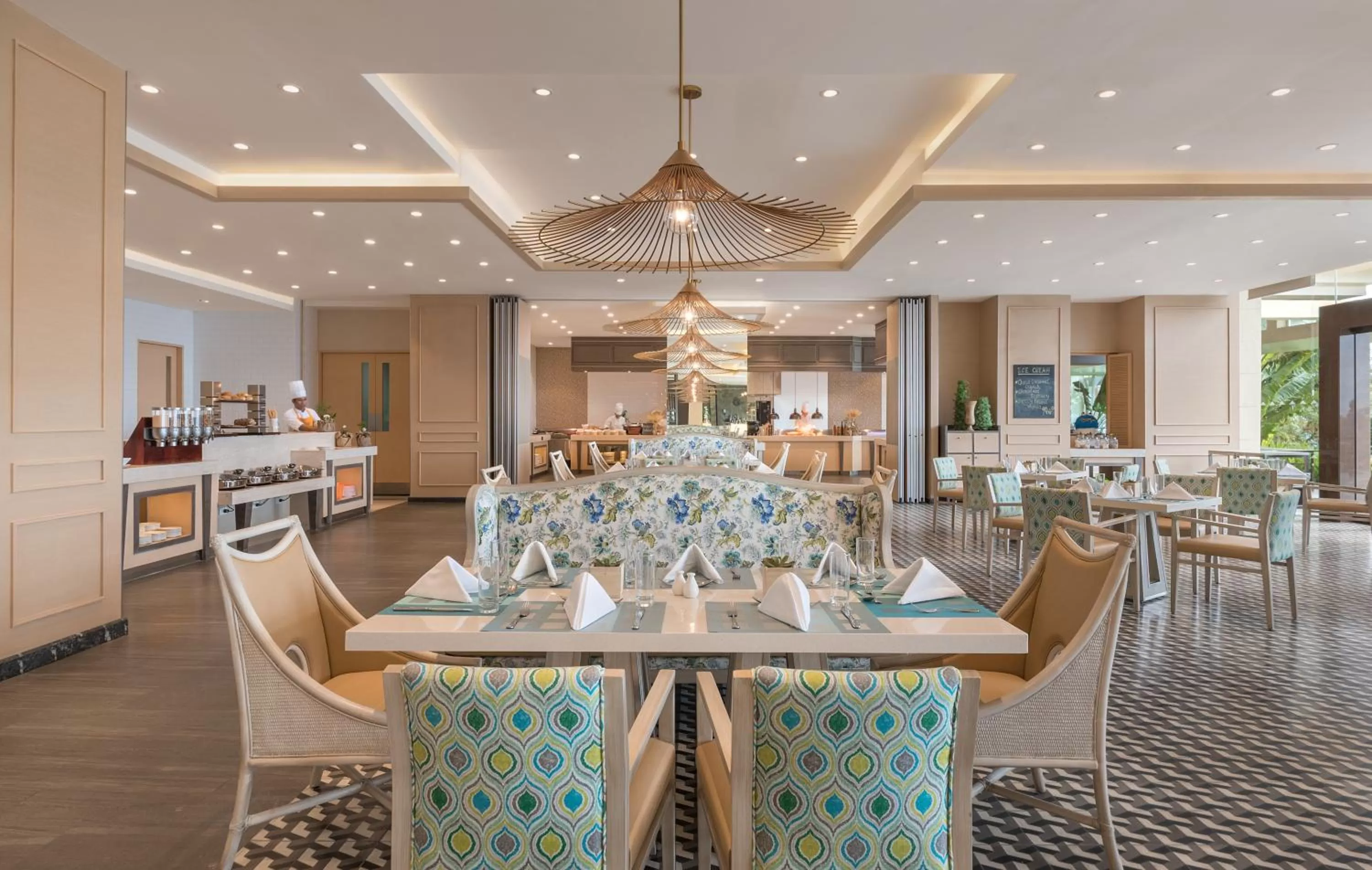 Restaurant/places to eat in Taal Vista Hotel