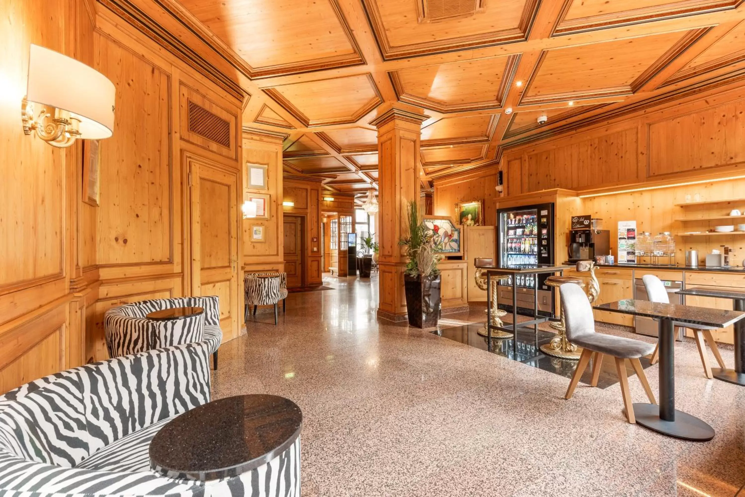 Seating area in King's Hotel Center Superior