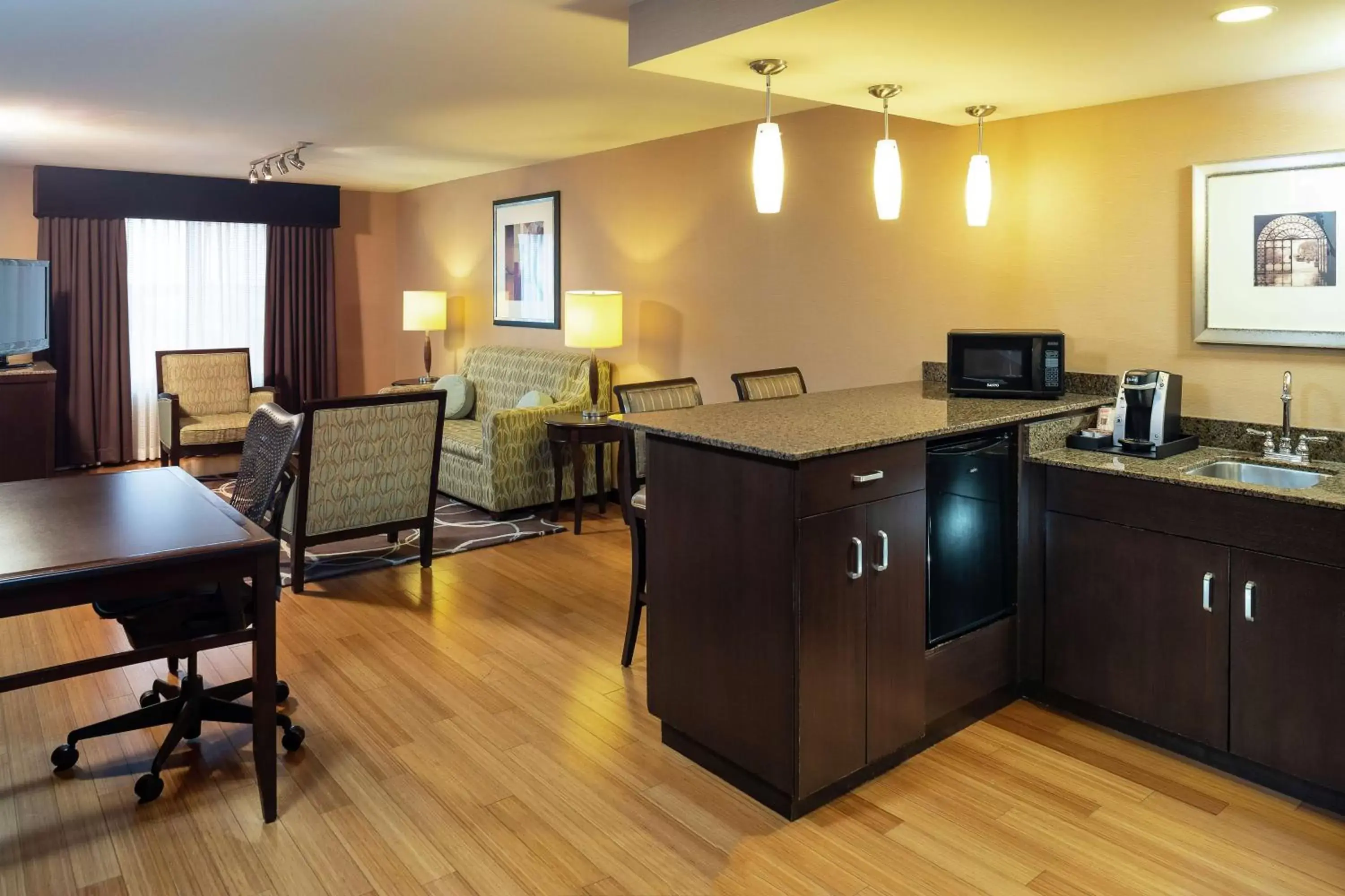 Living room, Kitchen/Kitchenette in Hilton Garden Inn Sioux Falls South