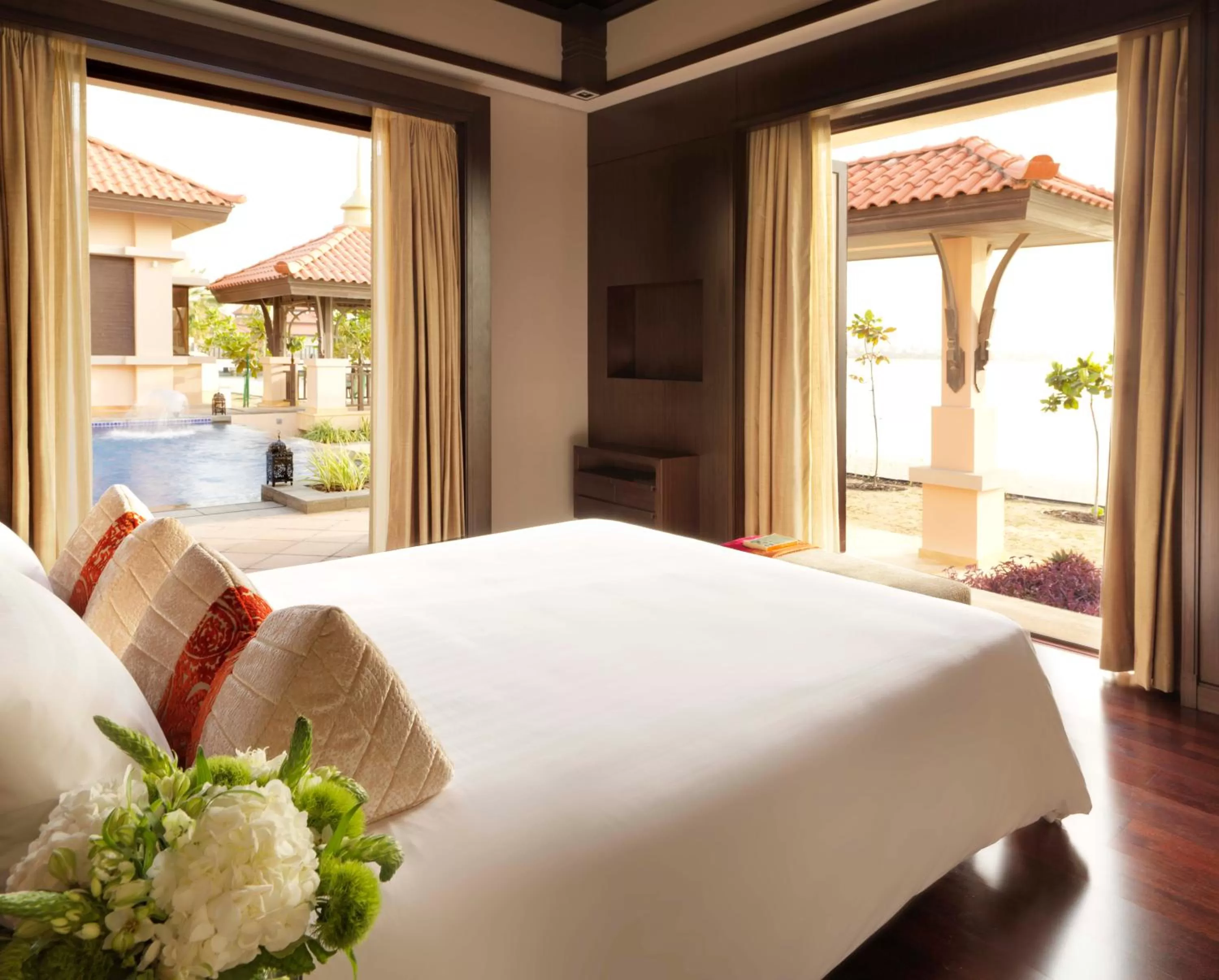 Bed in Anantara The Palm Dubai Resort