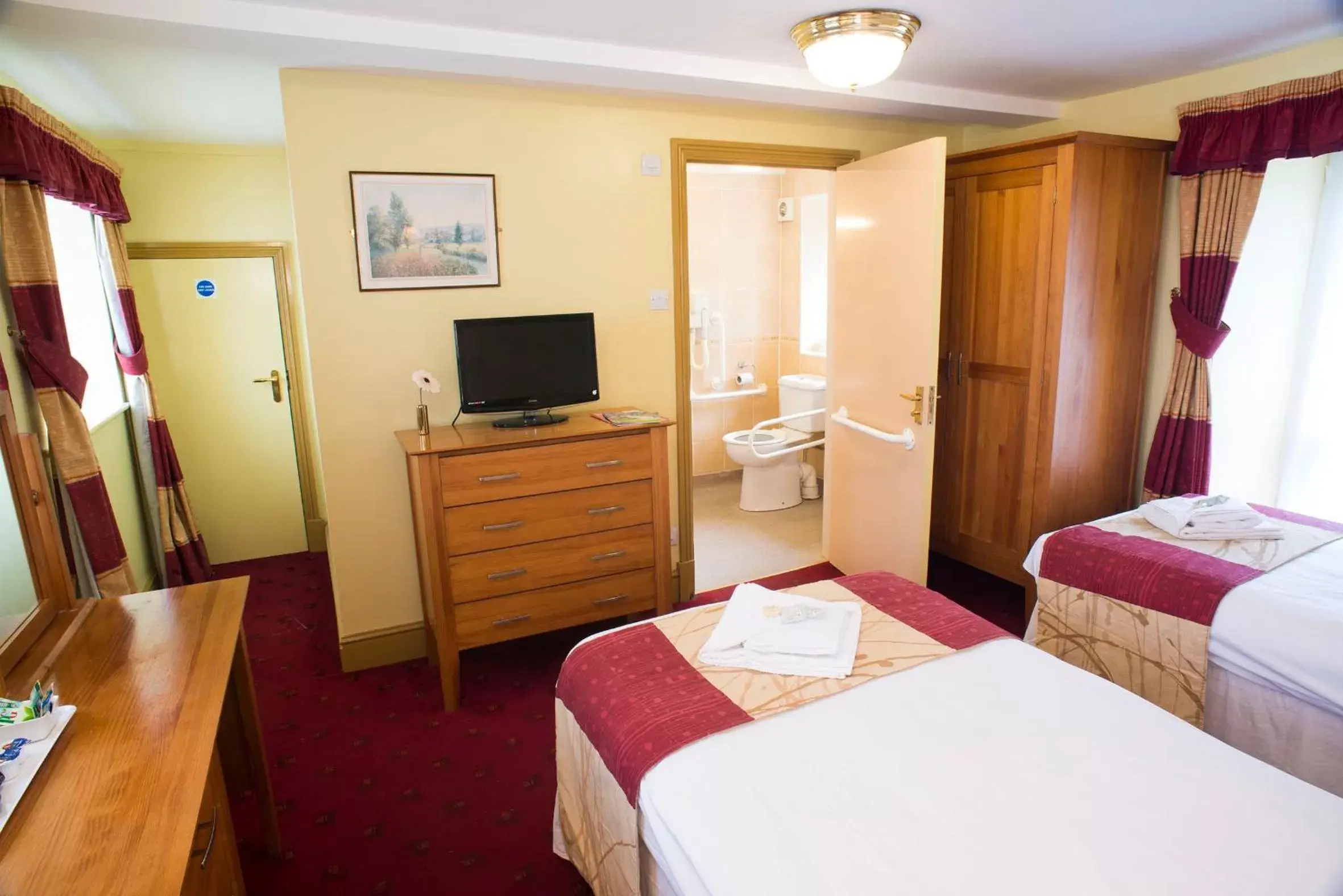 Bedroom, TV/Entertainment Center in The Highwayman Inn