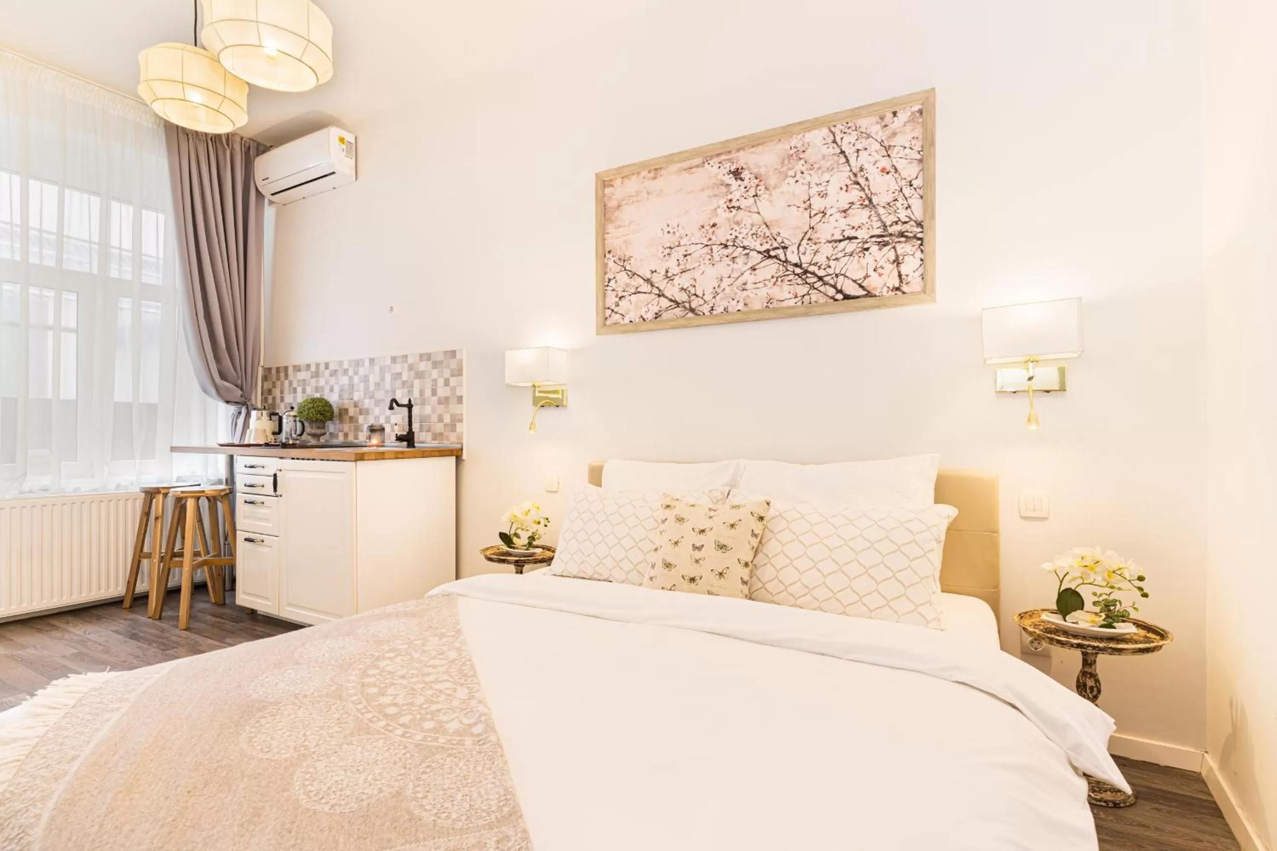 Bed in ALBERT RESIDENCE Brasov with complimentary parking and 10 percent Food and Drinks