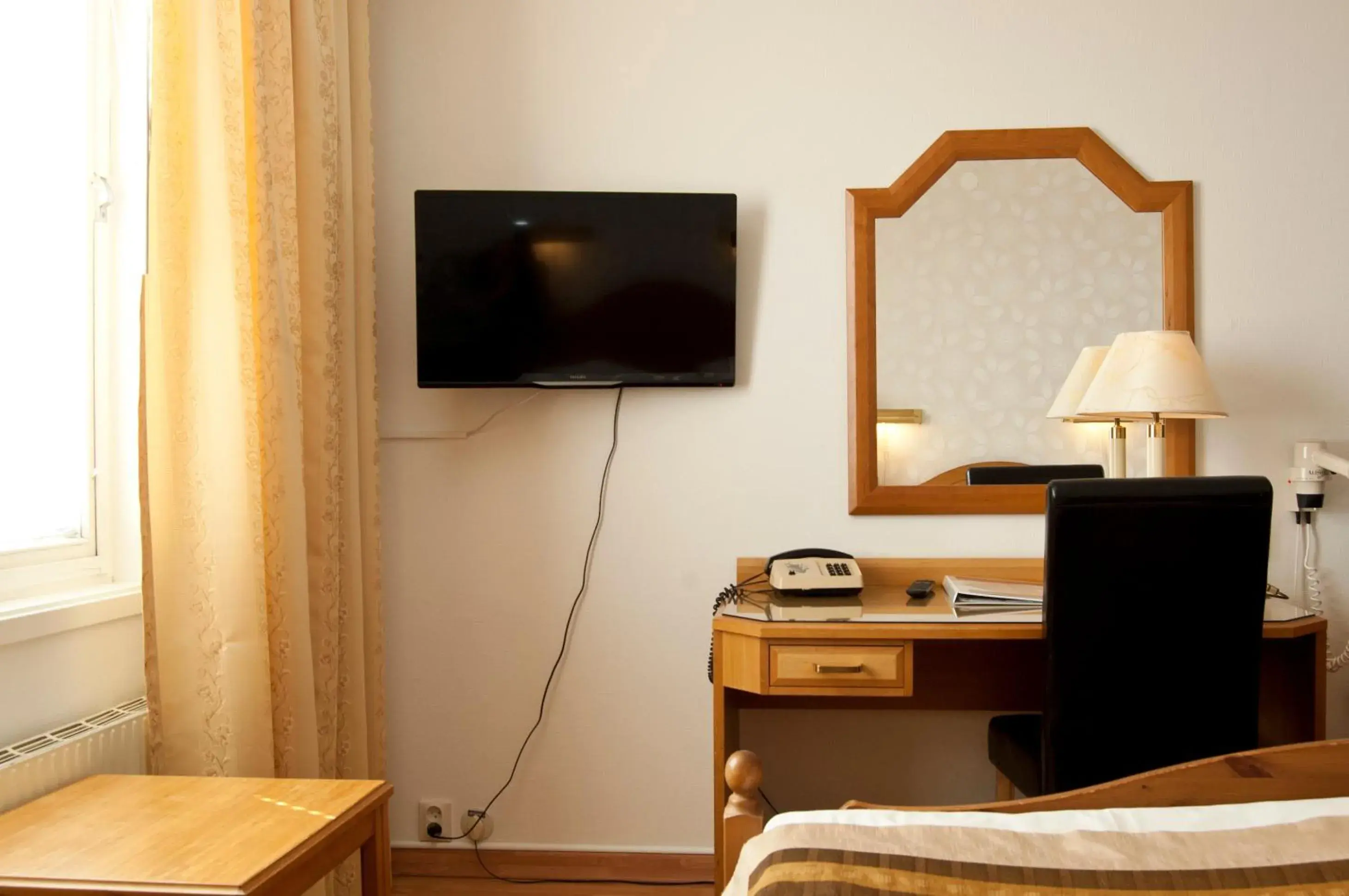 Photo of the whole room, TV/Entertainment Center in Hotell Kung Gösta