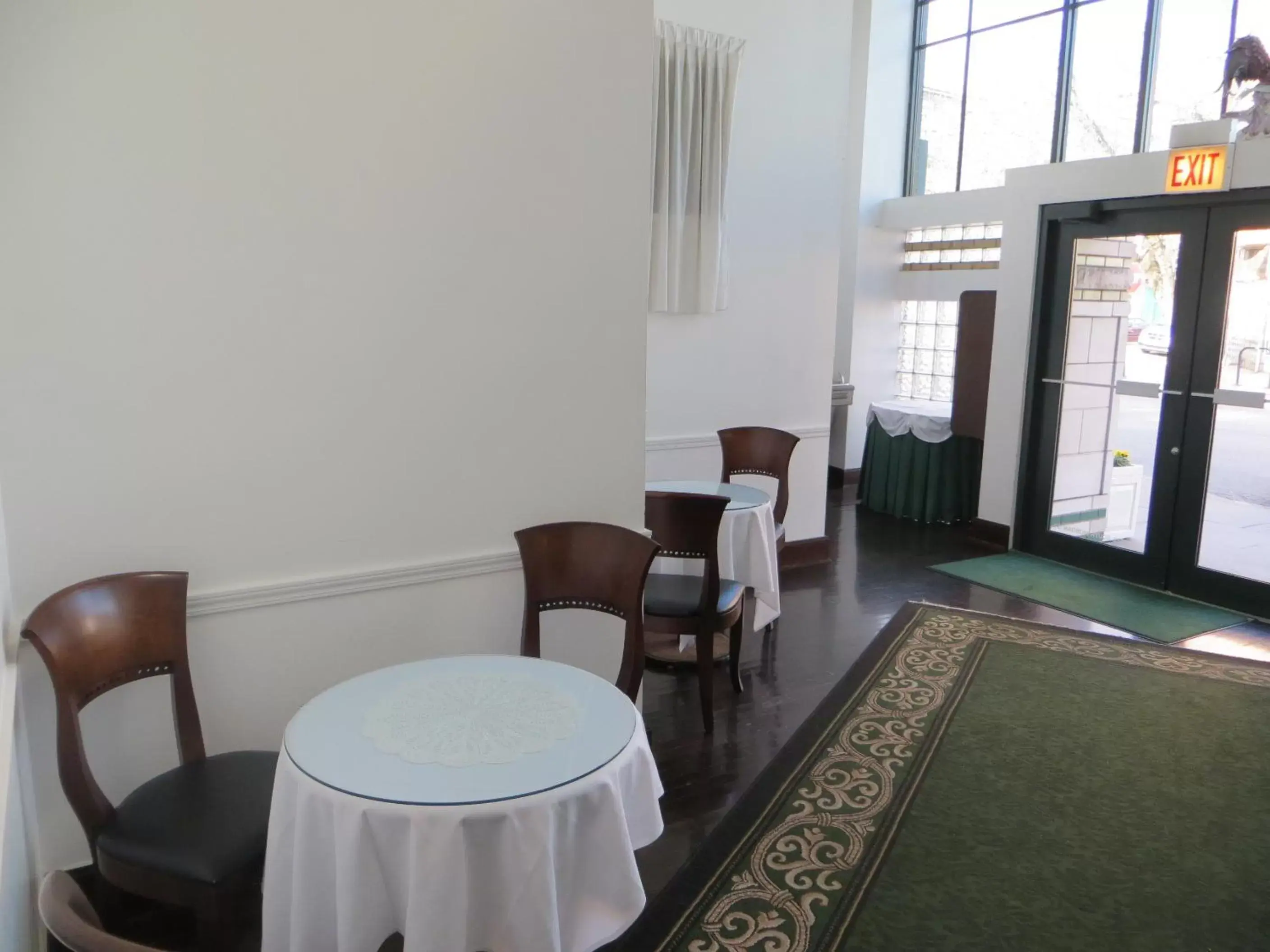Lobby or reception, Dining Area in The Polo Inn Bridgeport U.S.A.