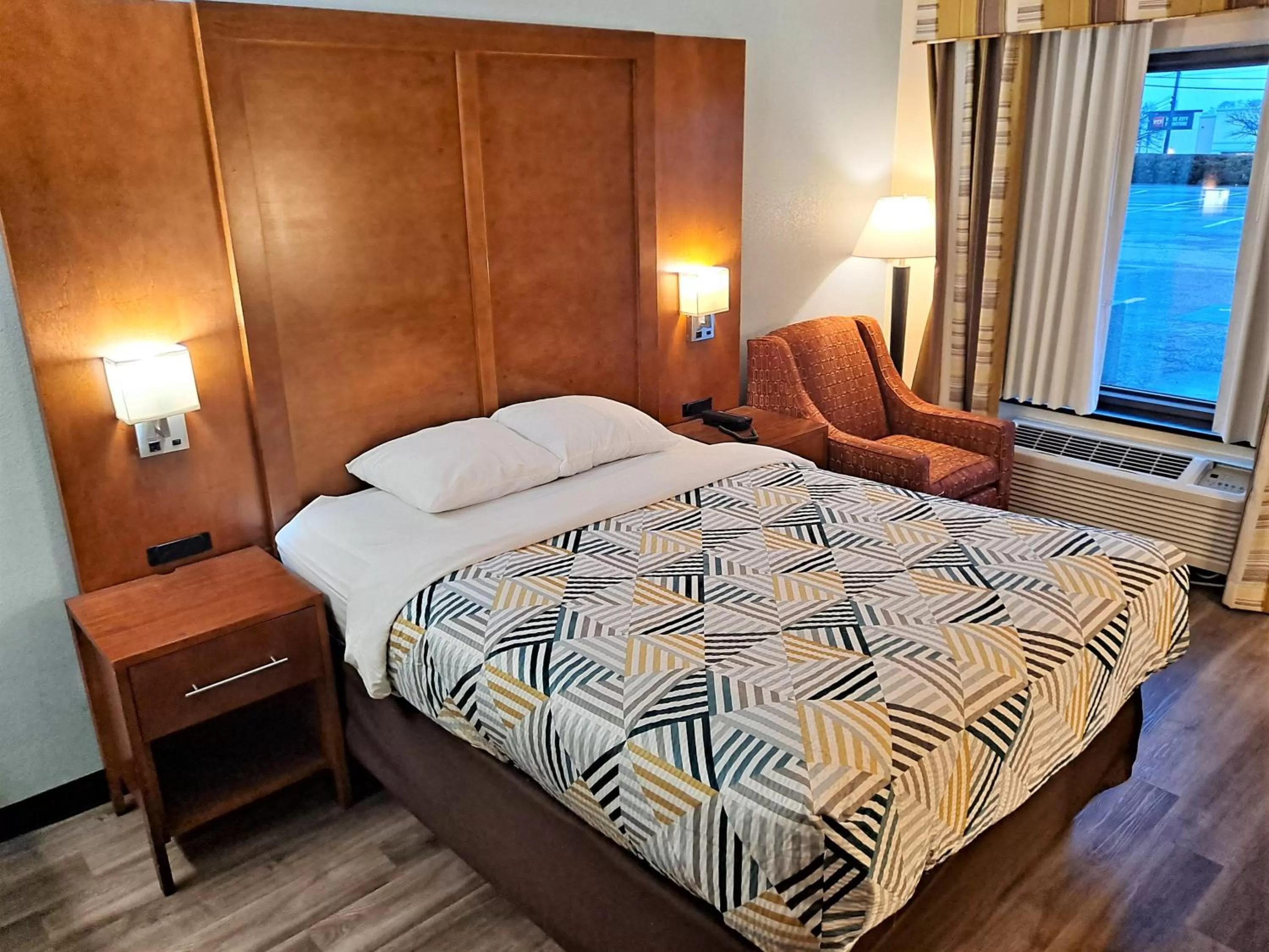 Bathroom, Bed in Motel 6 Catonsville MD Baltimore West