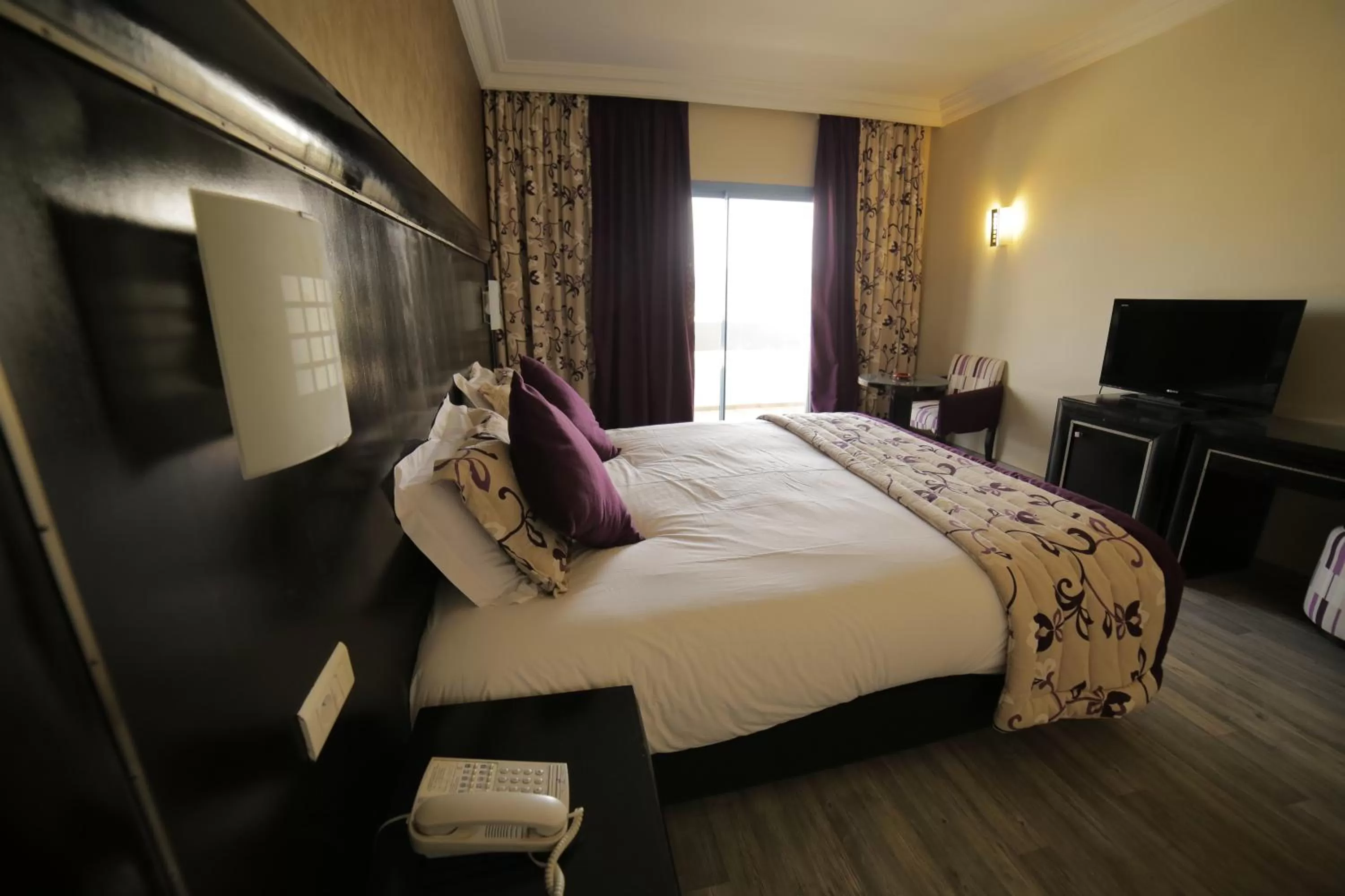 Photo of the whole room, Bed in Hotel Suisse