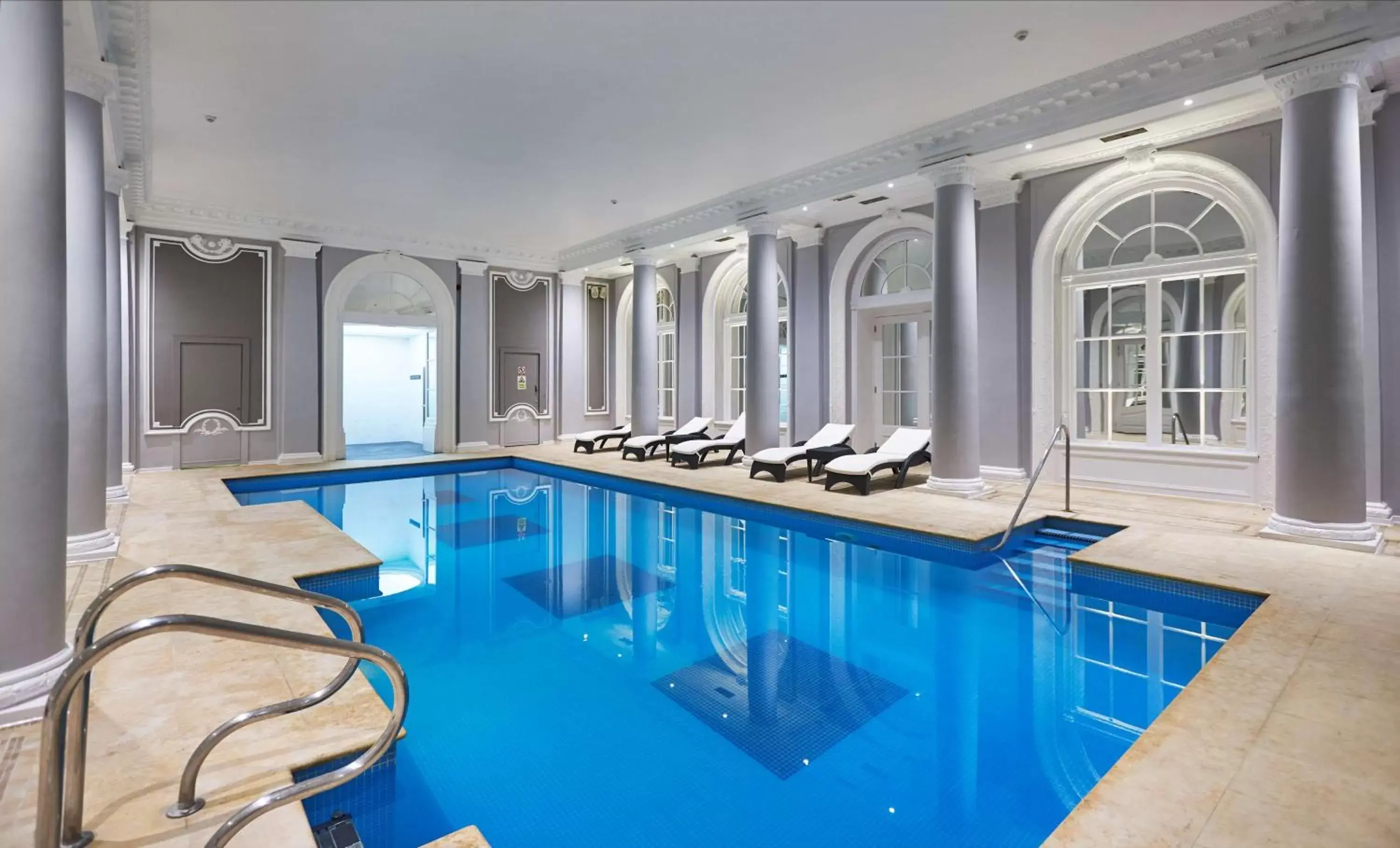 Pool view, Swimming Pool in The Waldorf Hilton