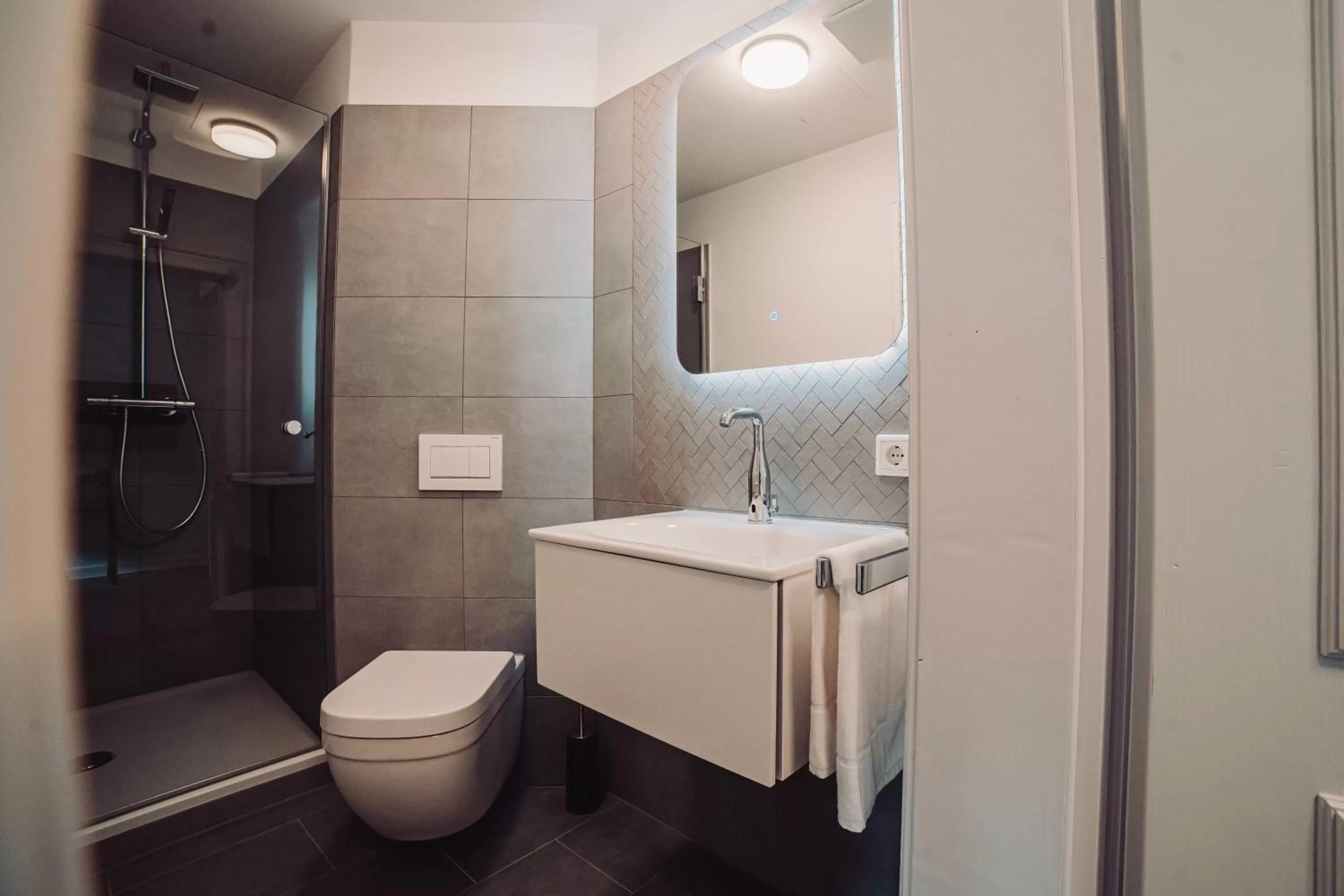 Shower in Hotel Zur Stadt Mainz in Würzburger Innenstadt