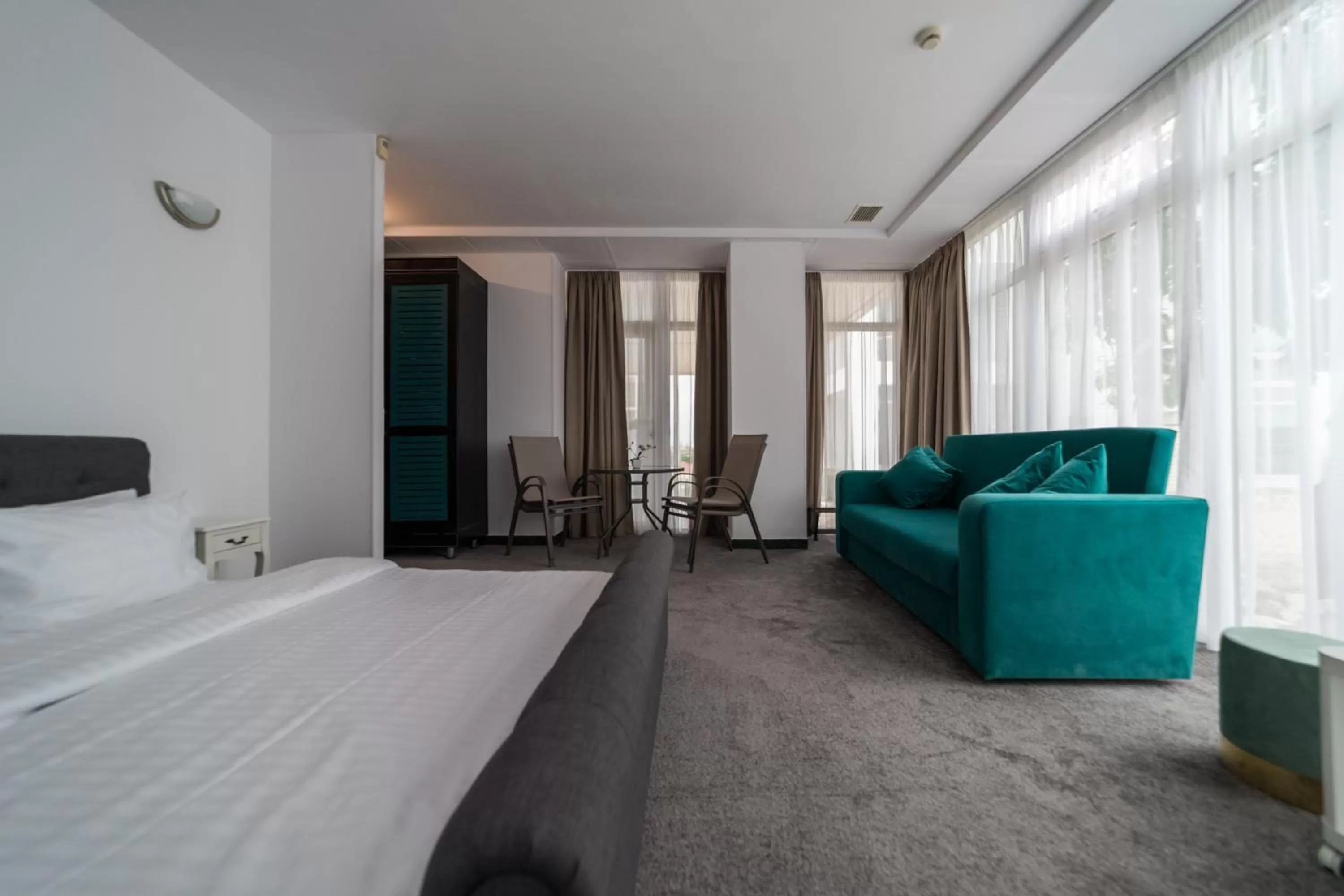 Bed, Seating Area in Avenue Palm Eforie - Avenue Hotels